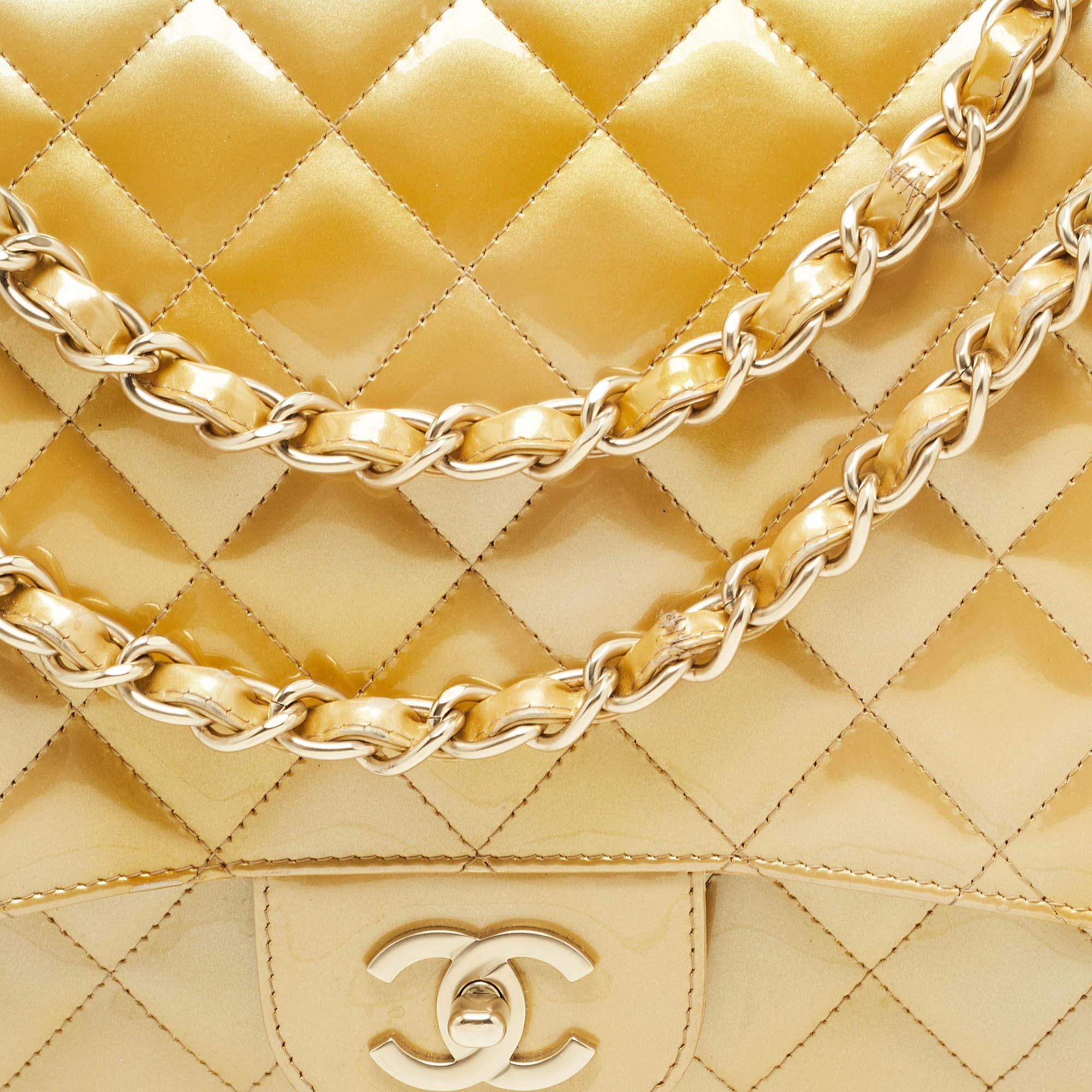Bolso Chanel Oro Acolchado Charol Maxi Classic Solapa Simple 1