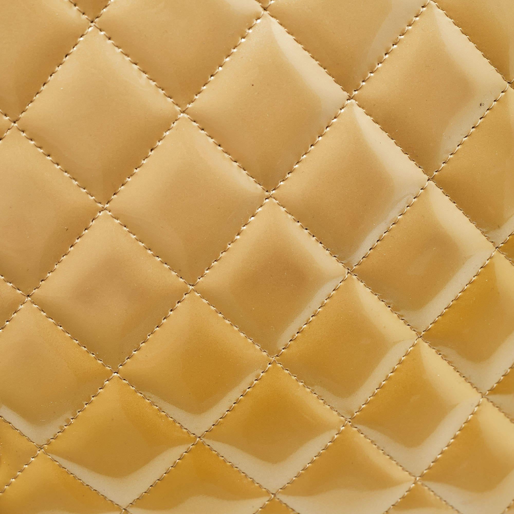 Bolso Chanel Oro Acolchado Charol Maxi Classic Solapa Simple 3