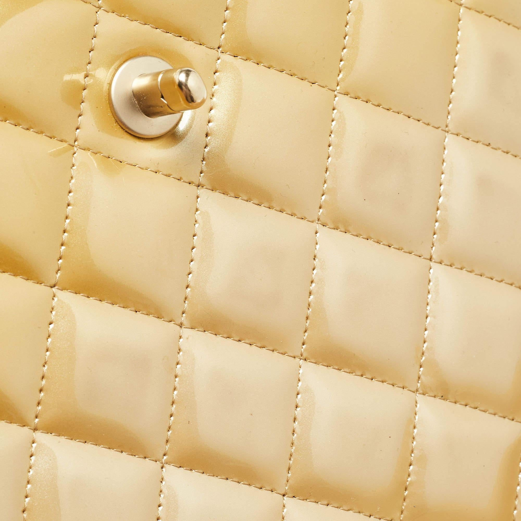 Bolso Chanel Oro Acolchado Charol Maxi Classic Solapa Simple 4