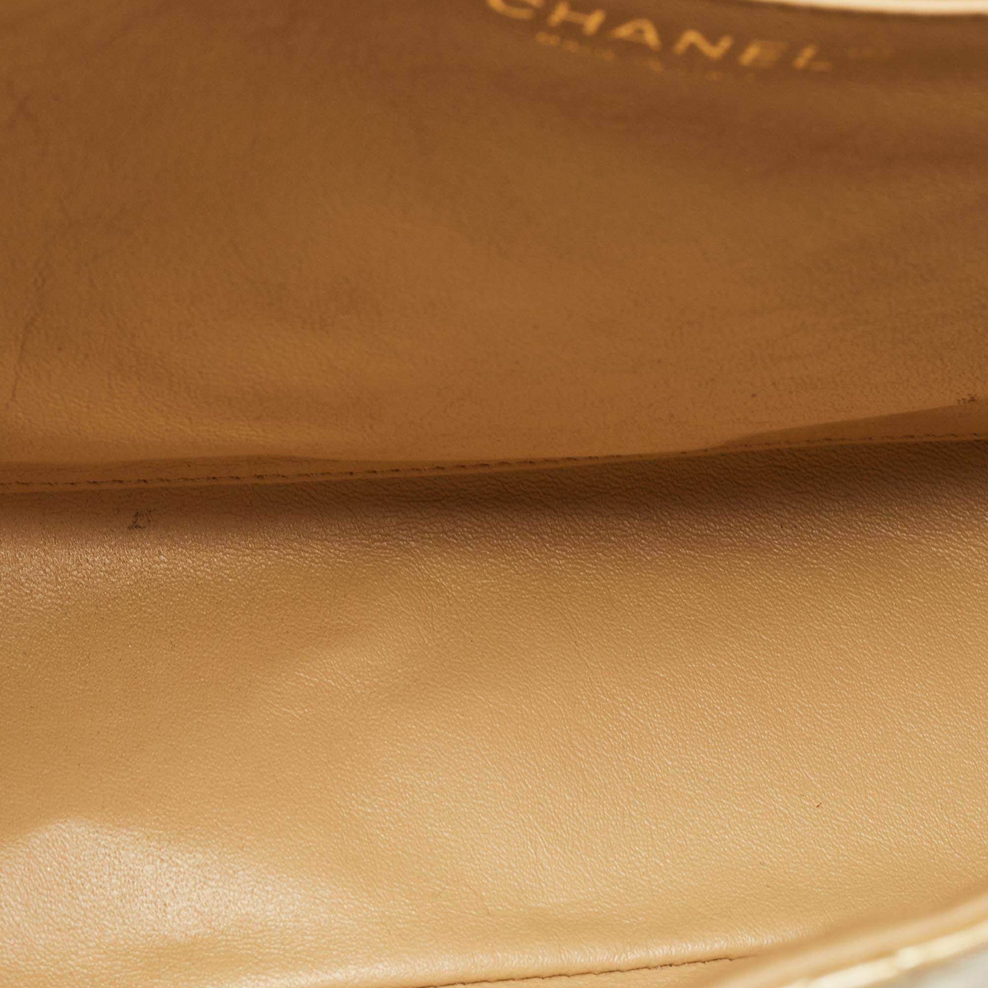 Bolso Chanel Oro Acolchado Charol Maxi Classic Solapa Simple 5