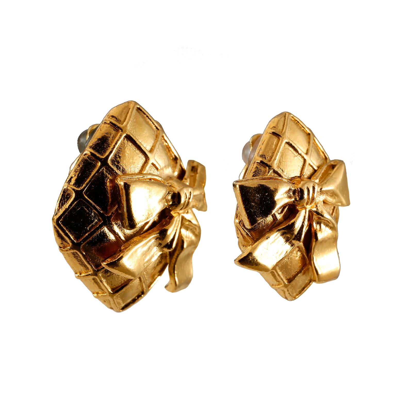 These authentic Chanel Gold  Quilted Square Bow Earrings are in very good vintage condition from the 1970’s.  Gold tone quilted squares with lavish bows have clip on closure.   Made in France.

