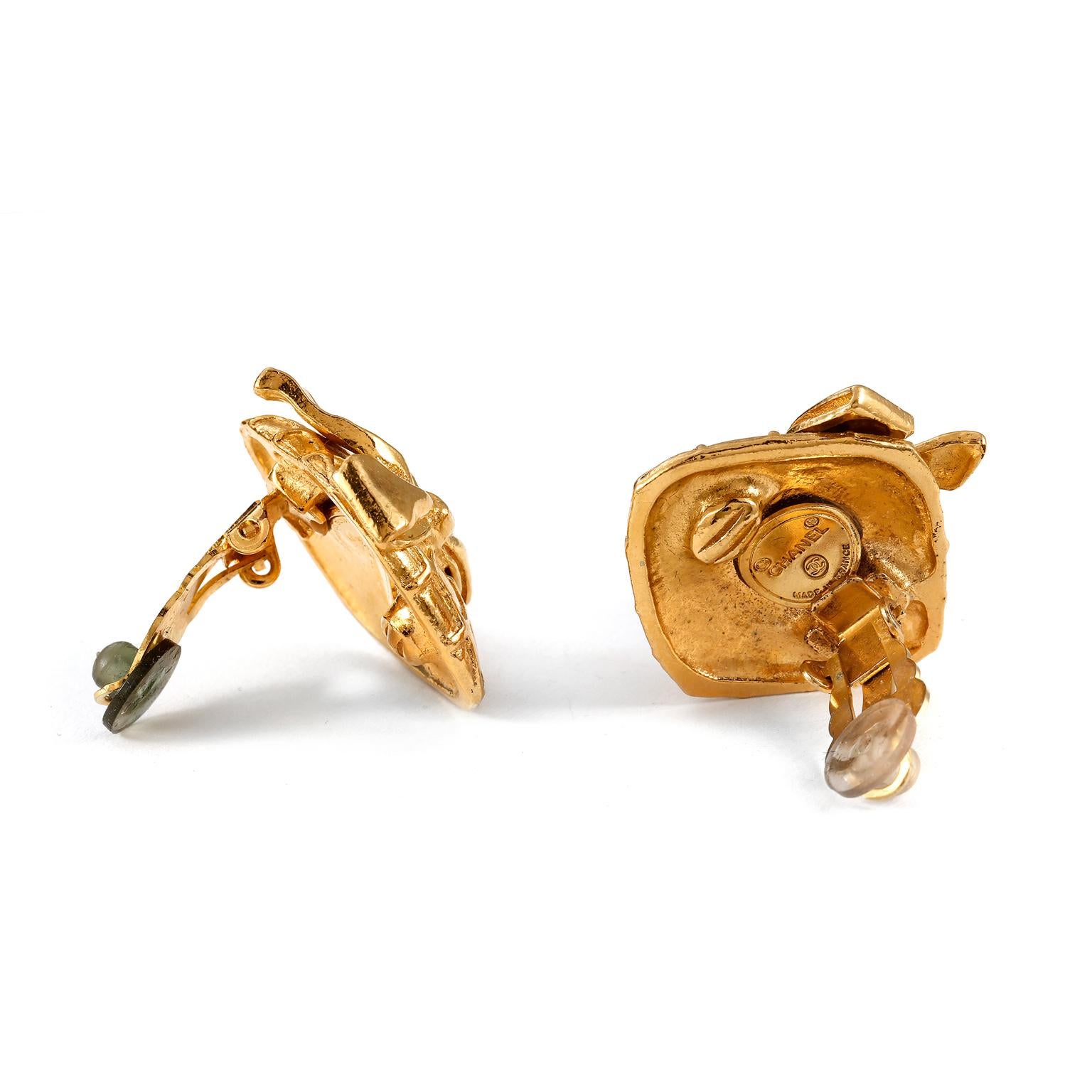 Chanel Pendientes de clip con lazo cuadrado acolchado dorado en Bueno estado para la venta en Palm Beach, FL
