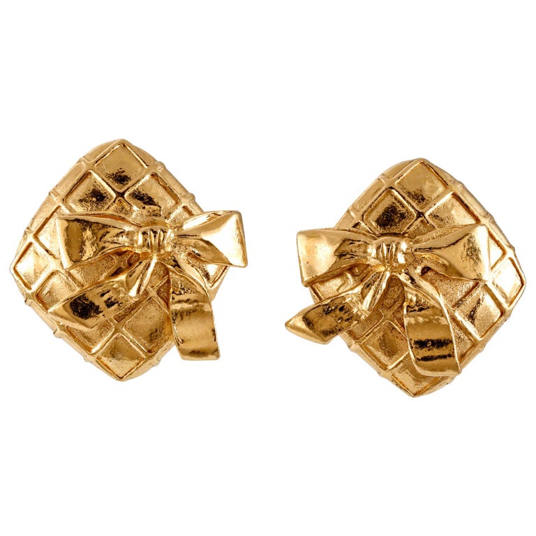 Chanel Gold Quilted Square Bow Clip On Earrings For Sale at 1stDibs