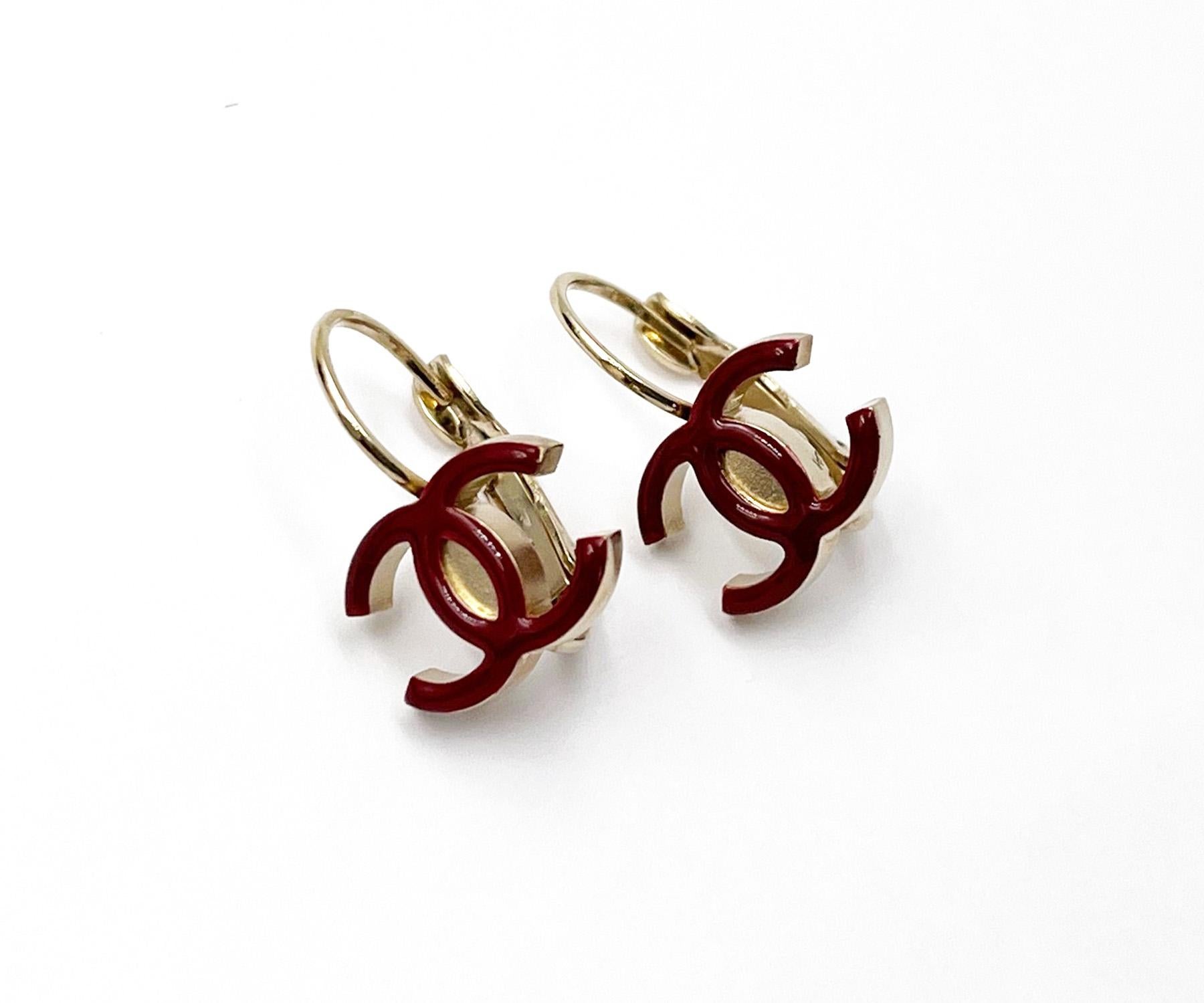 Chanel Gold Rot CC Ohrringe mit Hebelverschluss (Kunsthandwerker*in)