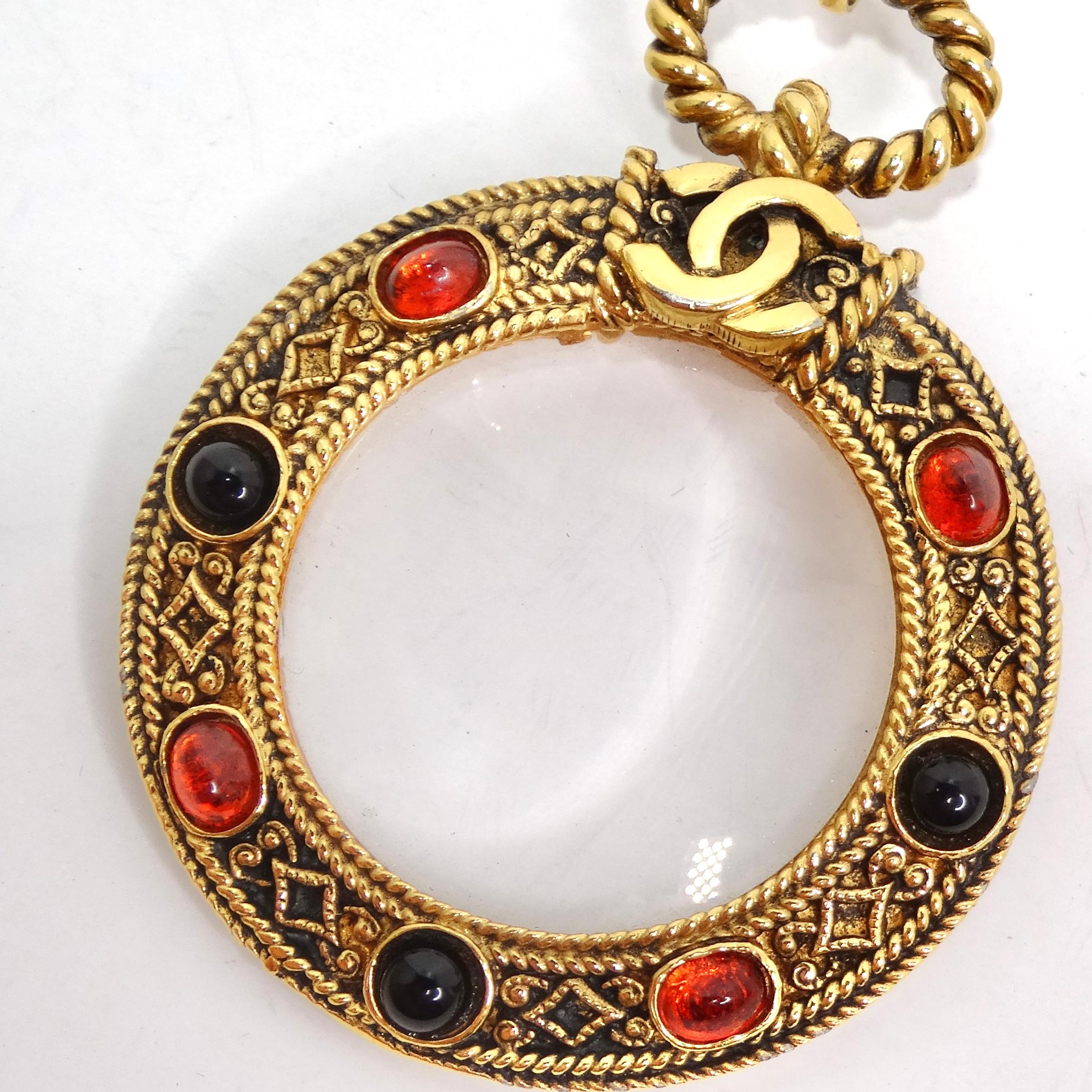 da uomo o donna Chanel - Collana con lente d'ingrandimento Gripoix in oro e rosso in vendita