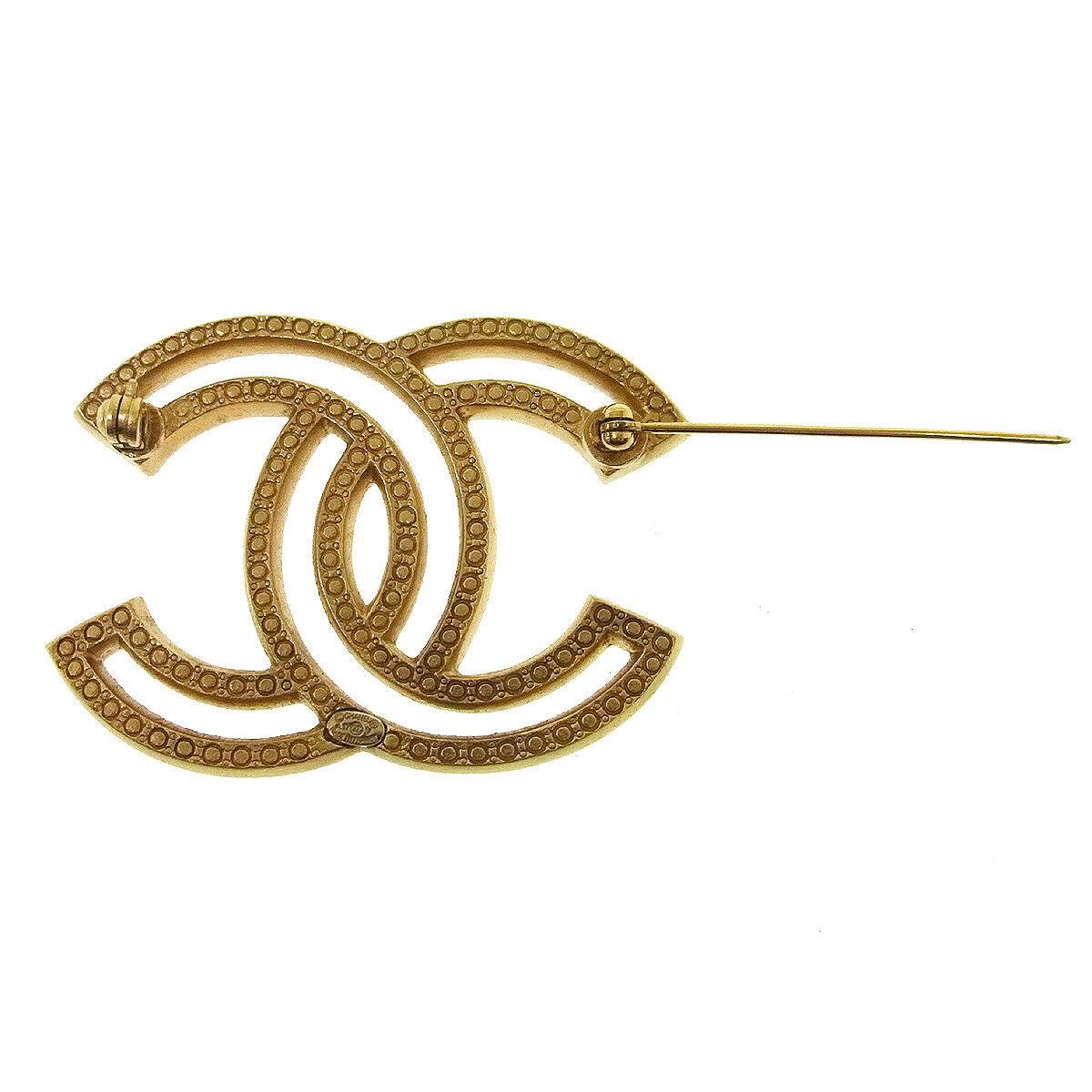 Chanel Gold Rhinestone Charm Lapel Evening Pin Brooch

Metal
Rhinestone
Gold tone hardware
Date code present
Made in France
Measures 2