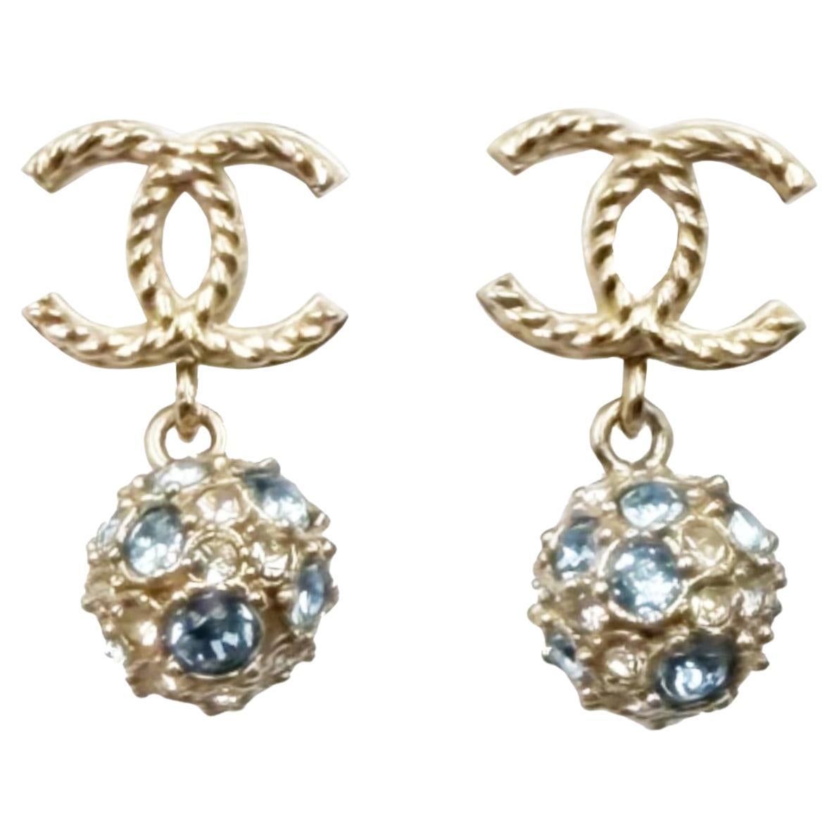 Boucles d
oreilles Piercing Chanel - Cordes en or CC - Boule de cristal bleu