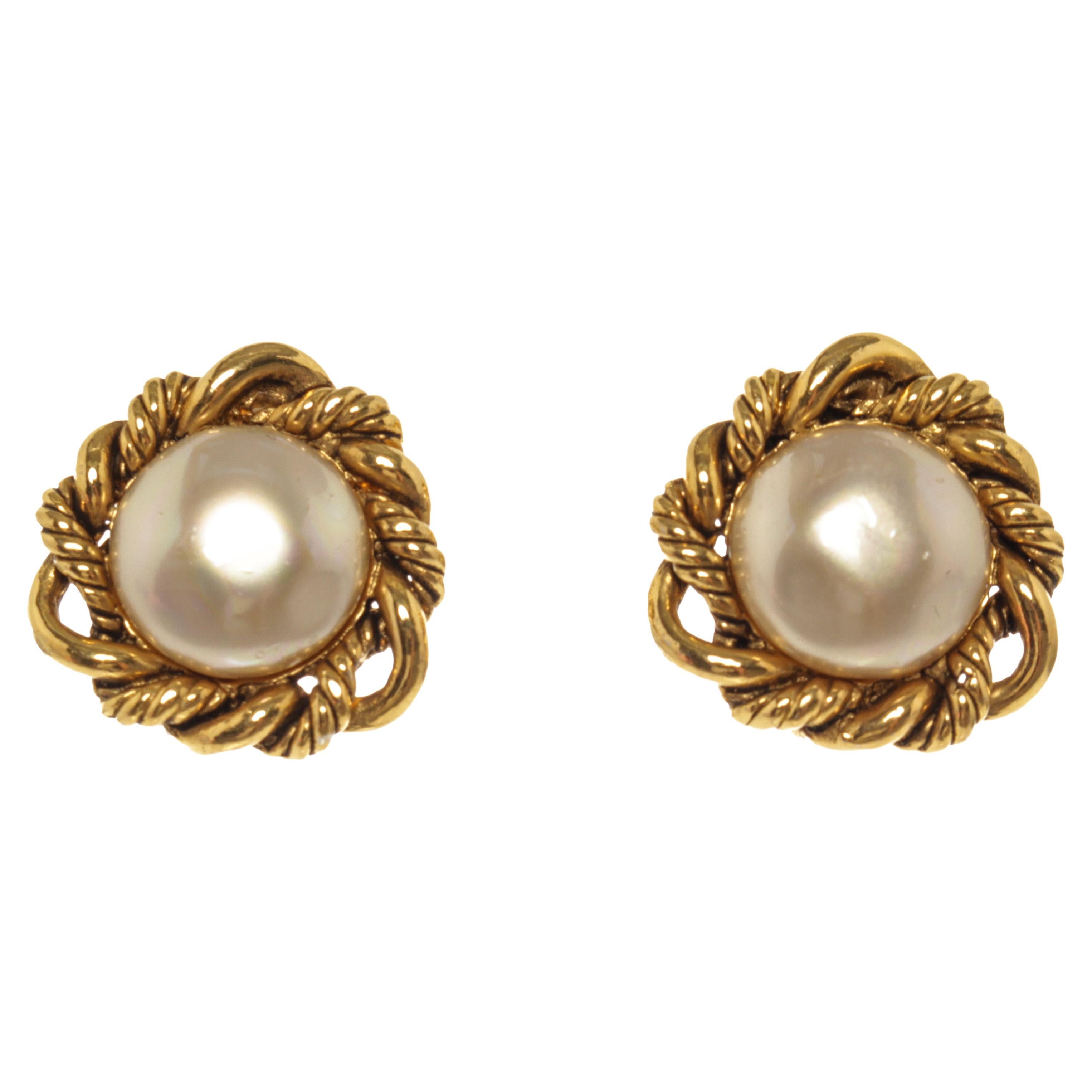 Chanel Vintage Gold Chain Link CC Round Stud Button Earrings in Box For