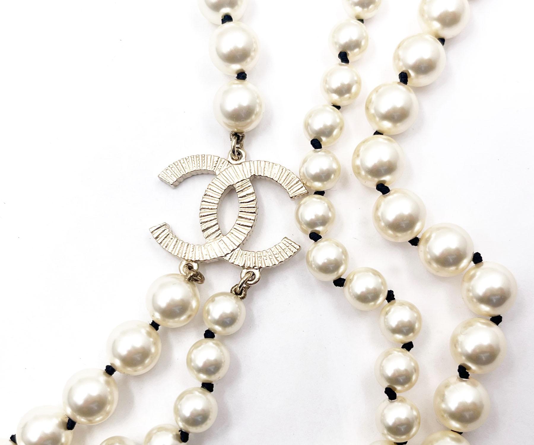 Chanel Gold Scratchy CC 2 Strand Pearl Black Knot Necklace   In Excellent Condition For Sale In Pasadena, CA