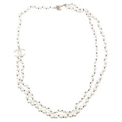 Chanel Gold Scratchy CC 2-strangige Perlen-Halskette mit schwarzem Knoten  
