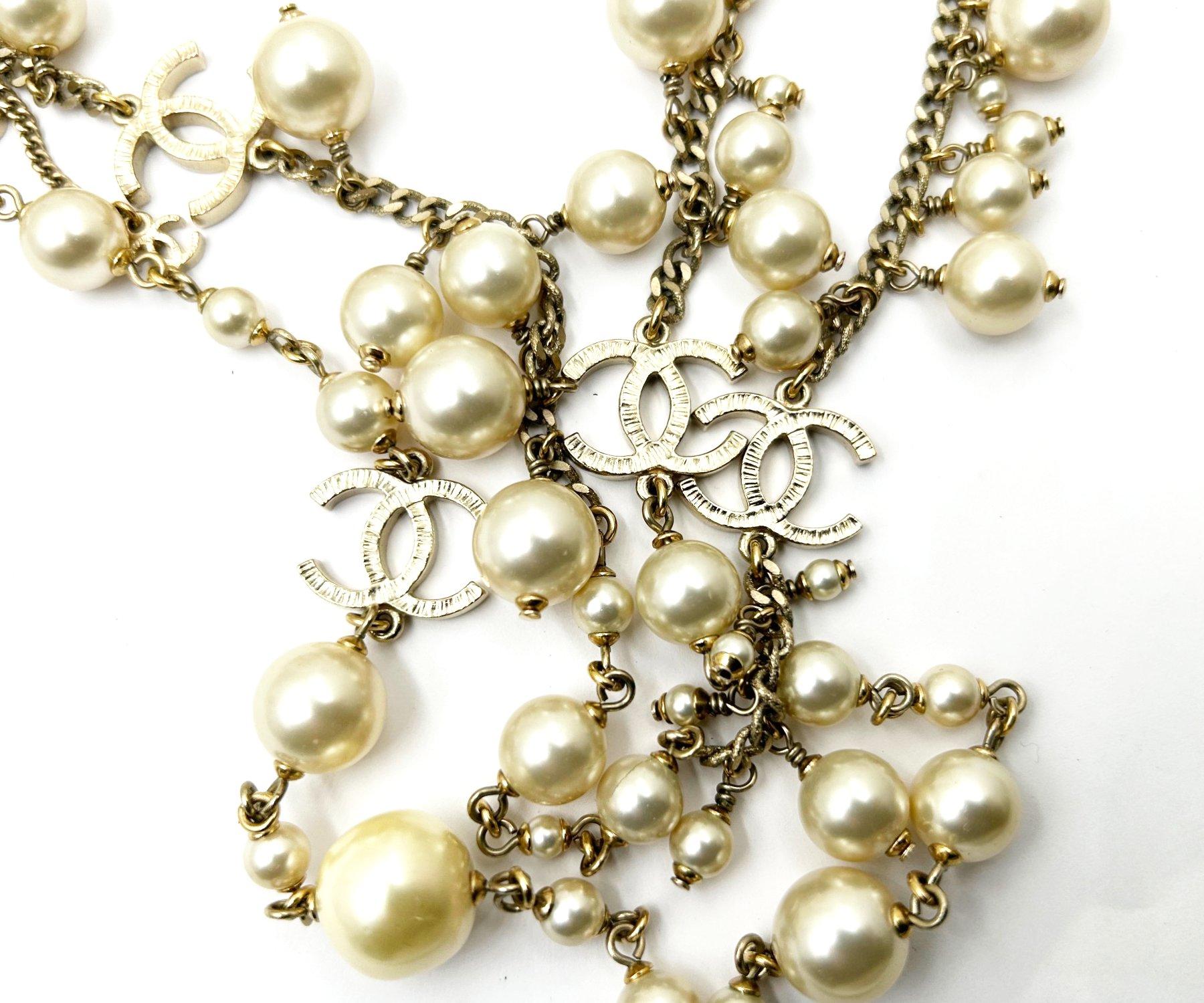 Artisan Chanel - Collier de perles à pampilles CC en or en vente