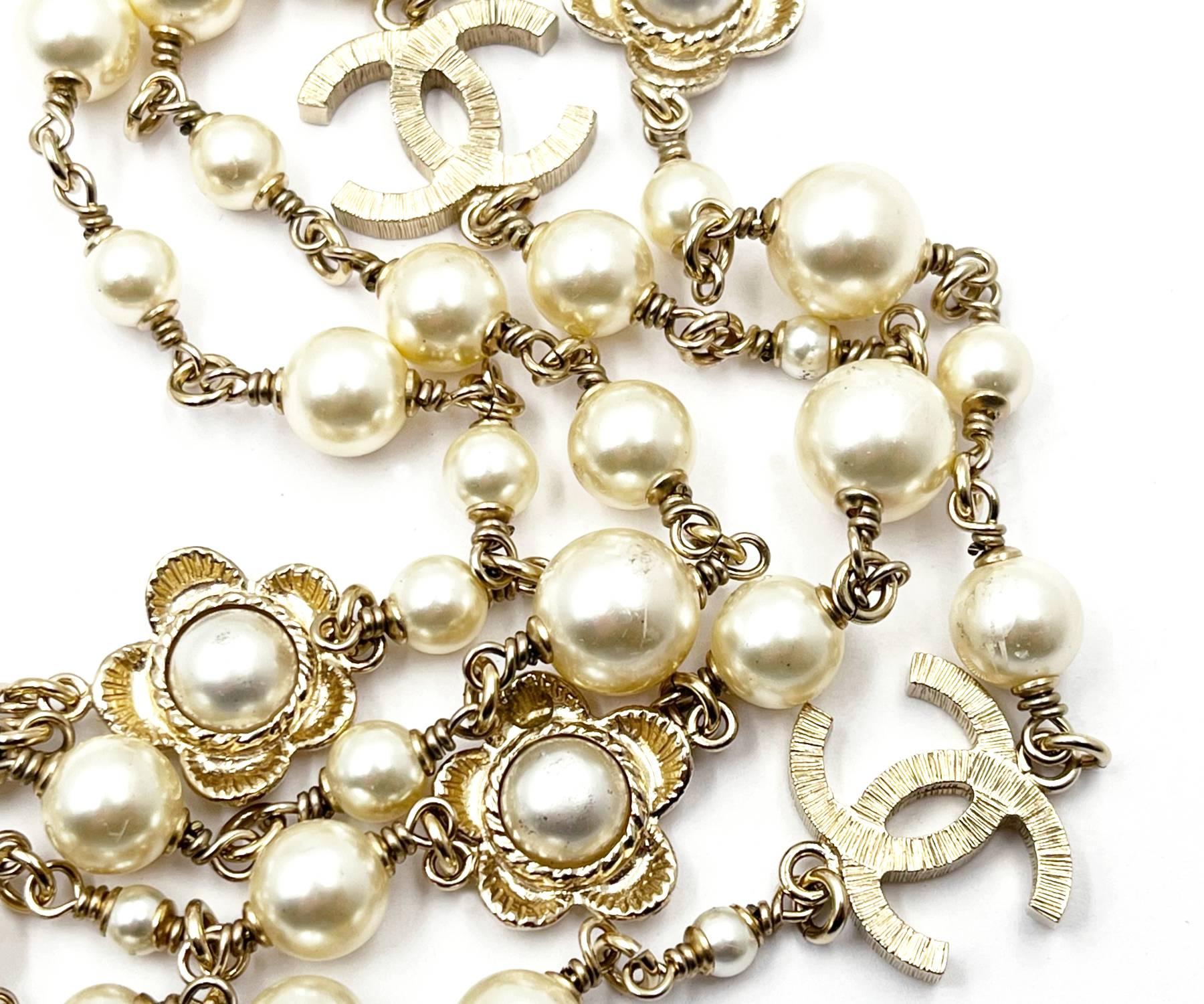 Chanel Collana lunga in oro con perle a fiore CC In condizioni buone in vendita a Pasadena, CA