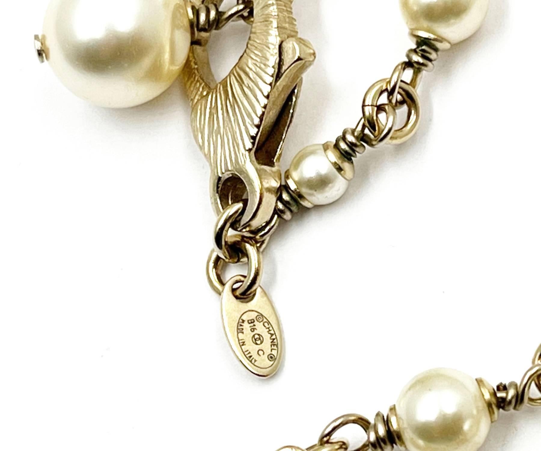 Donna Chanel Collana lunga in oro con perle a fiore CC in vendita