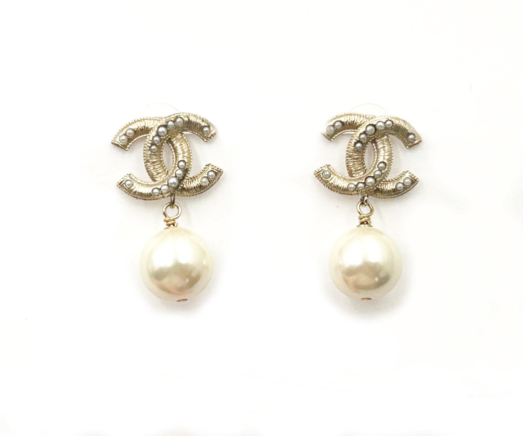 Chanel Gold Scratchy Line Pearl Dangle Piercing Earrings

* Marked 17
* Made in Italy
* Comes with the original box

-It is approximately 1.4″ x 0.9″
-It is very classic and pretty.
-In an excellent condition

AB3167-00719