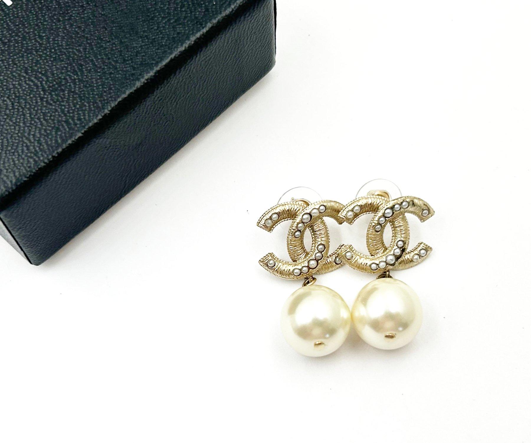 Contemporary Chanel Gold Scratchy Line Pearl Dangle Piercing Earrings For Sale