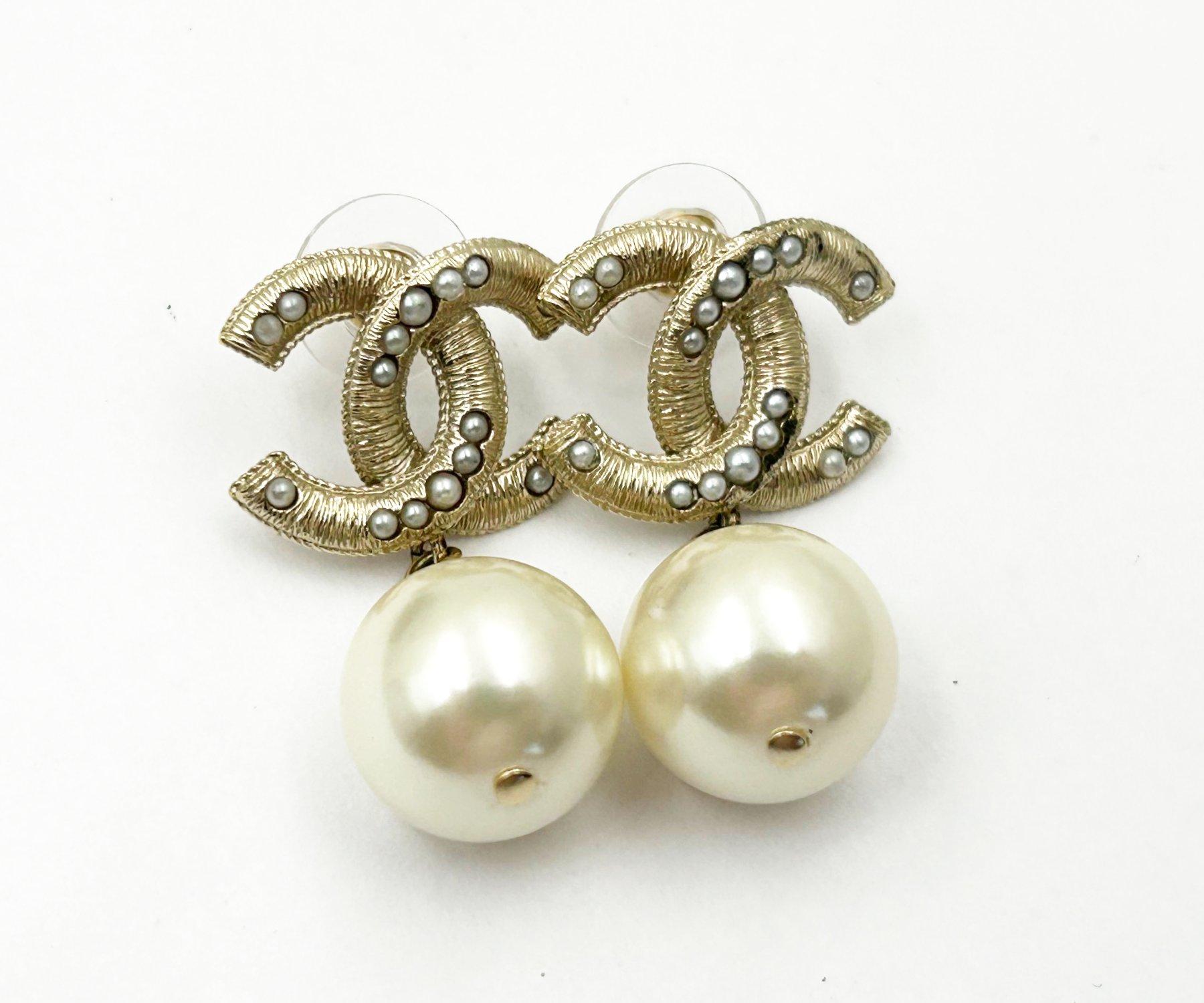 Women's Chanel Gold Scratchy Line Pearl Dangle Piercing Earrings For Sale