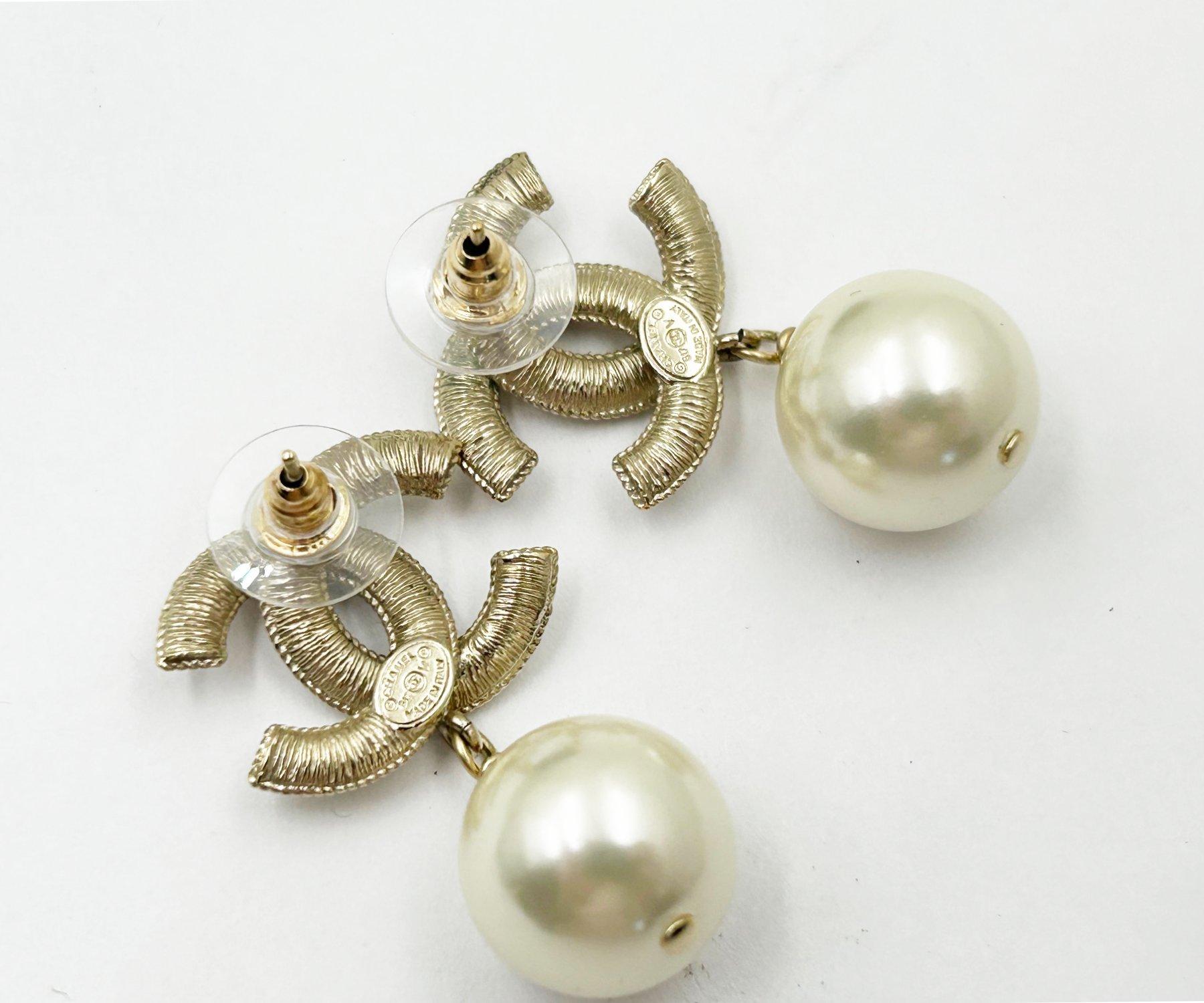 Chanel Gold Scratchy Line Pearl Dangle Piercing Earrings For Sale 1