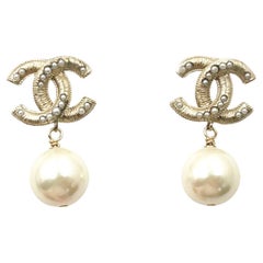 Chanel Pendientes dorados de perla de línea rayada colgantes
