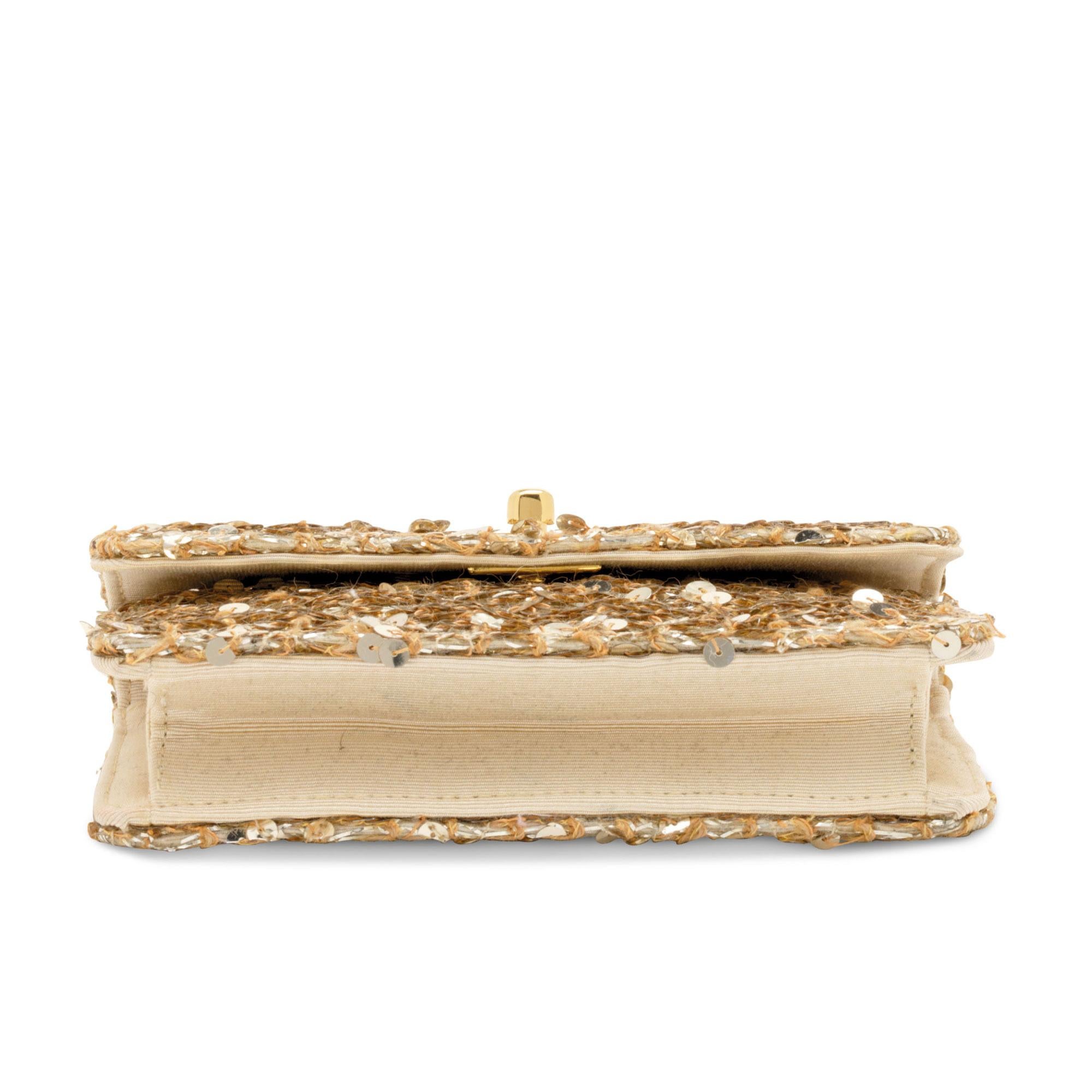 Chanel Bolso de hombro de microfibra Micro Mini de lentejuelas doradas en venta 5