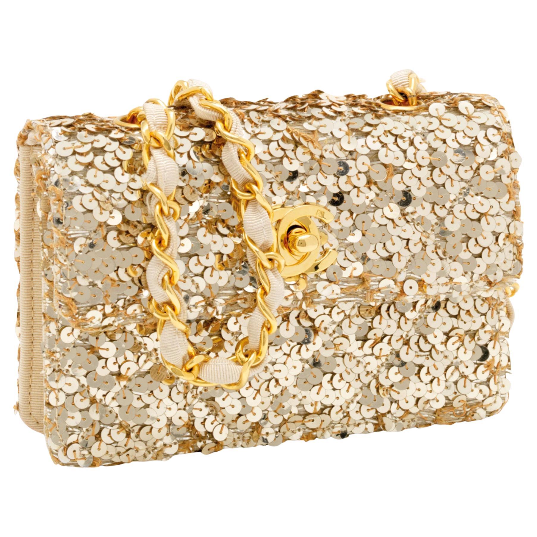 Chanel Bolso de hombro de microfibra Micro Mini de lentejuelas doradas en venta 2
