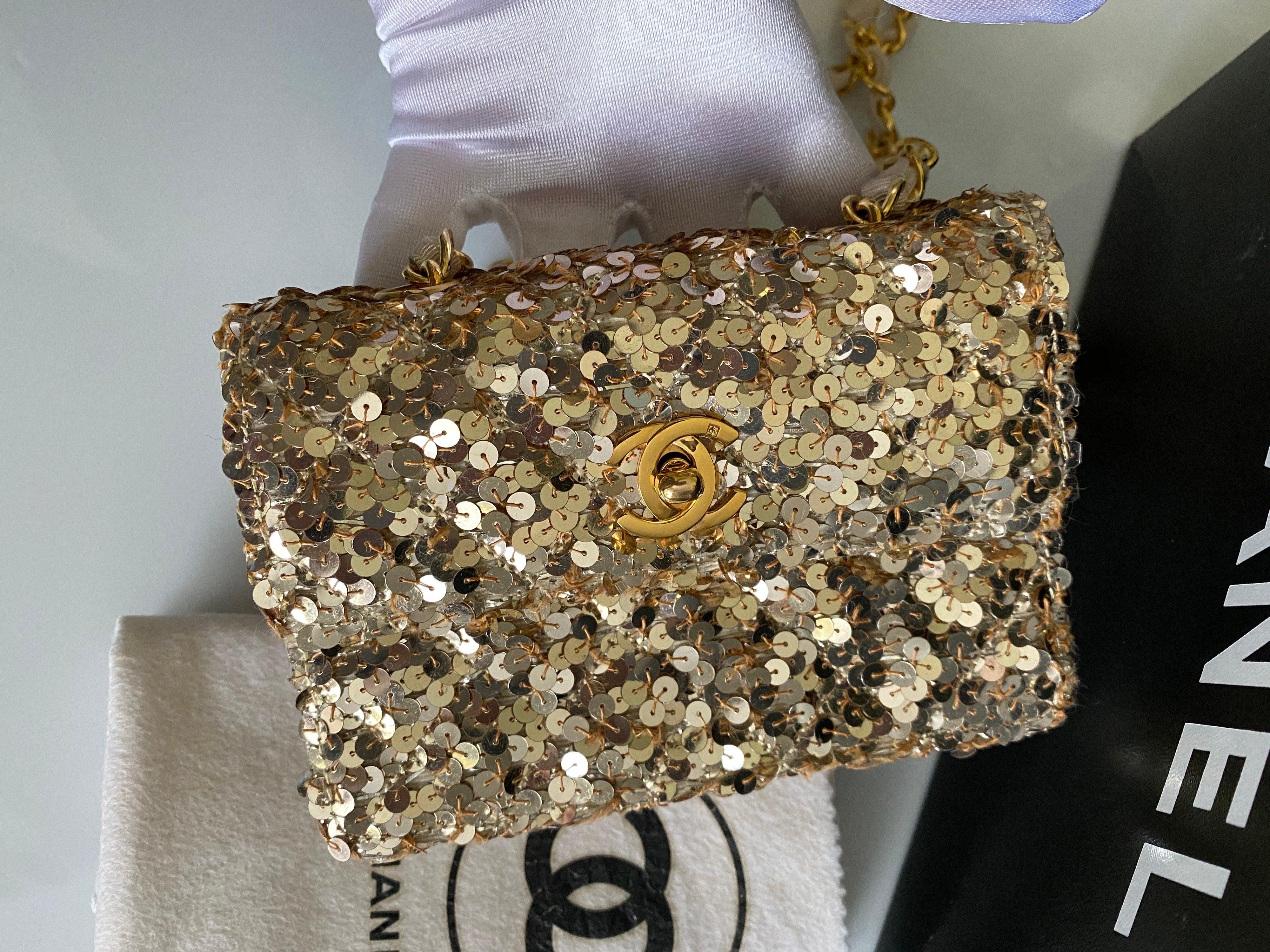 Chanel Bolso de hombro de microfibra Micro Mini de lentejuelas doradas en venta 3