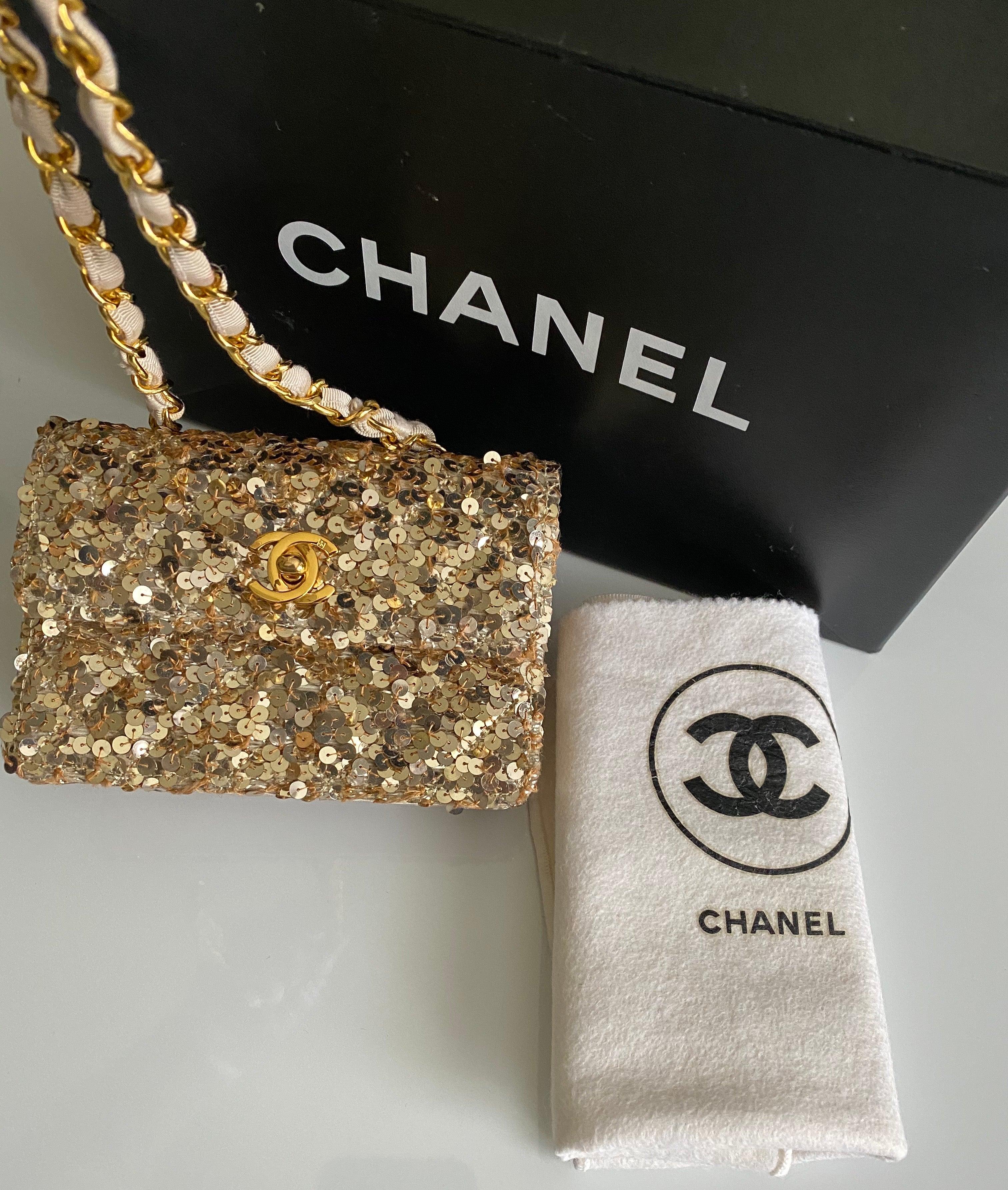 Chanel Bolso de hombro de microfibra Micro Mini de lentejuelas doradas en venta 4