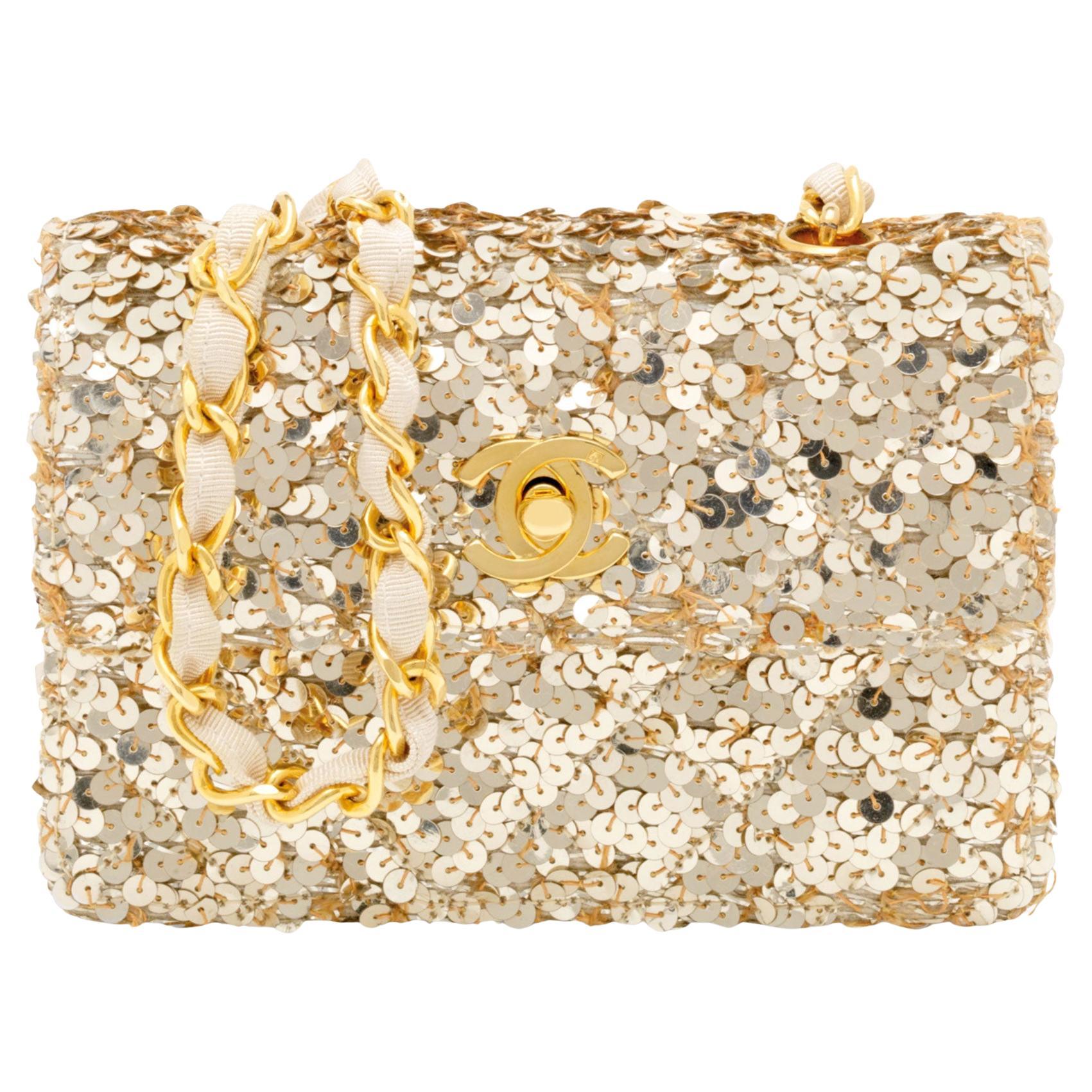 Chanel Bolso de hombro de microfibra Micro Mini de lentejuelas doradas en venta
