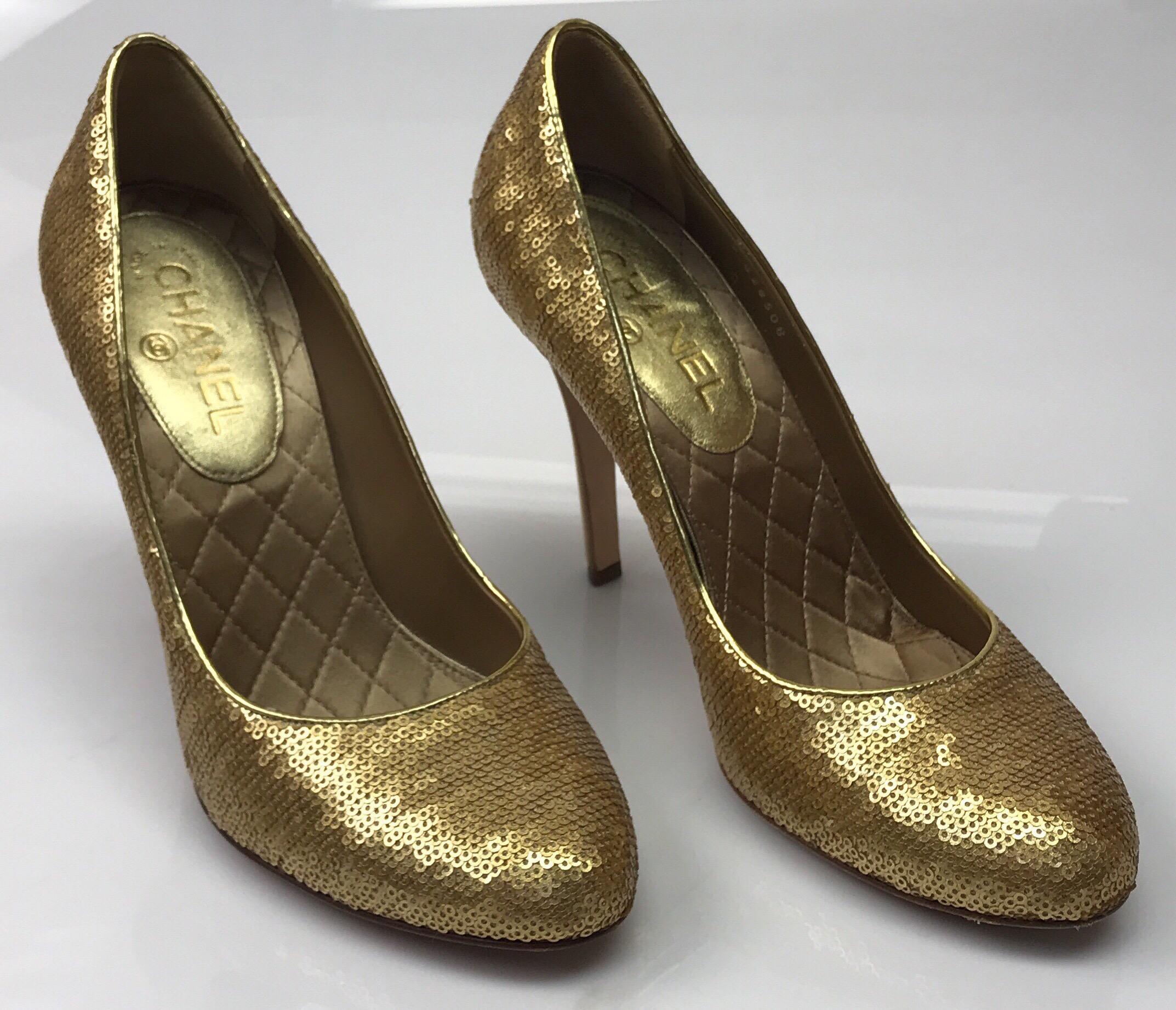 Chaussures Podesua à paillettes en soie dorée CHANEL - 40 Bon état - En vente à West Palm Beach, FL