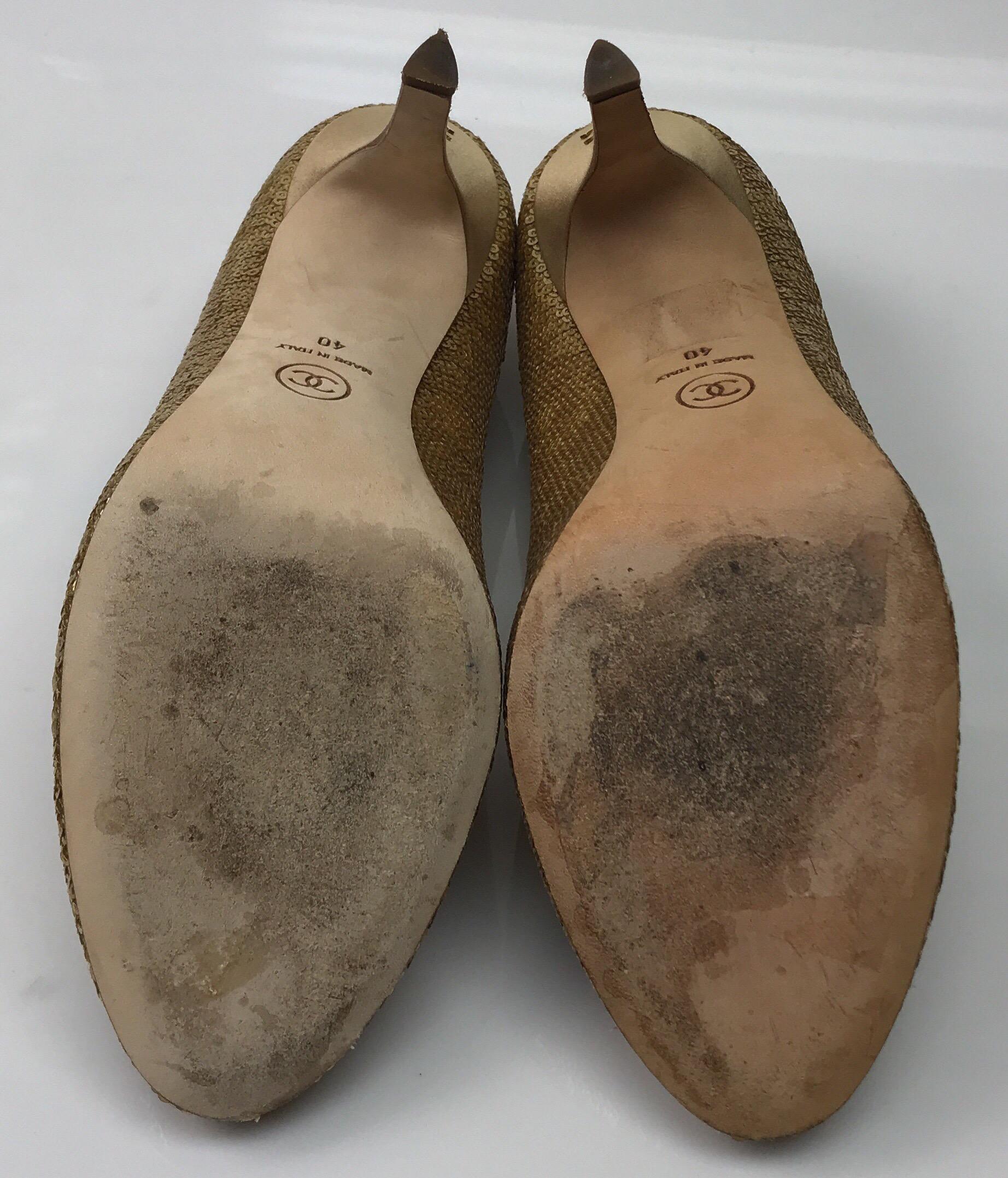 Chaussures Podesua à paillettes en soie dorée CHANEL - 40 en vente 4
