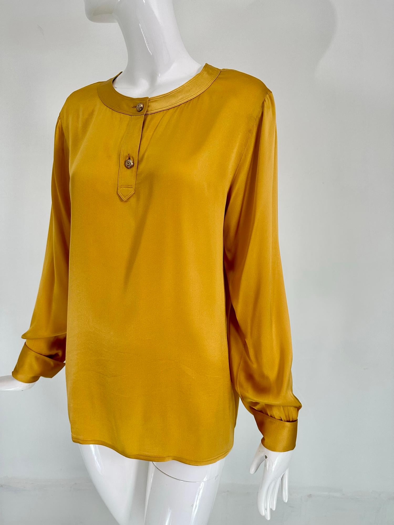 Chanel Goldfarbene langärmlige Bluse aus Seide und Satin mit flachem Bandkragen im Angebot 6