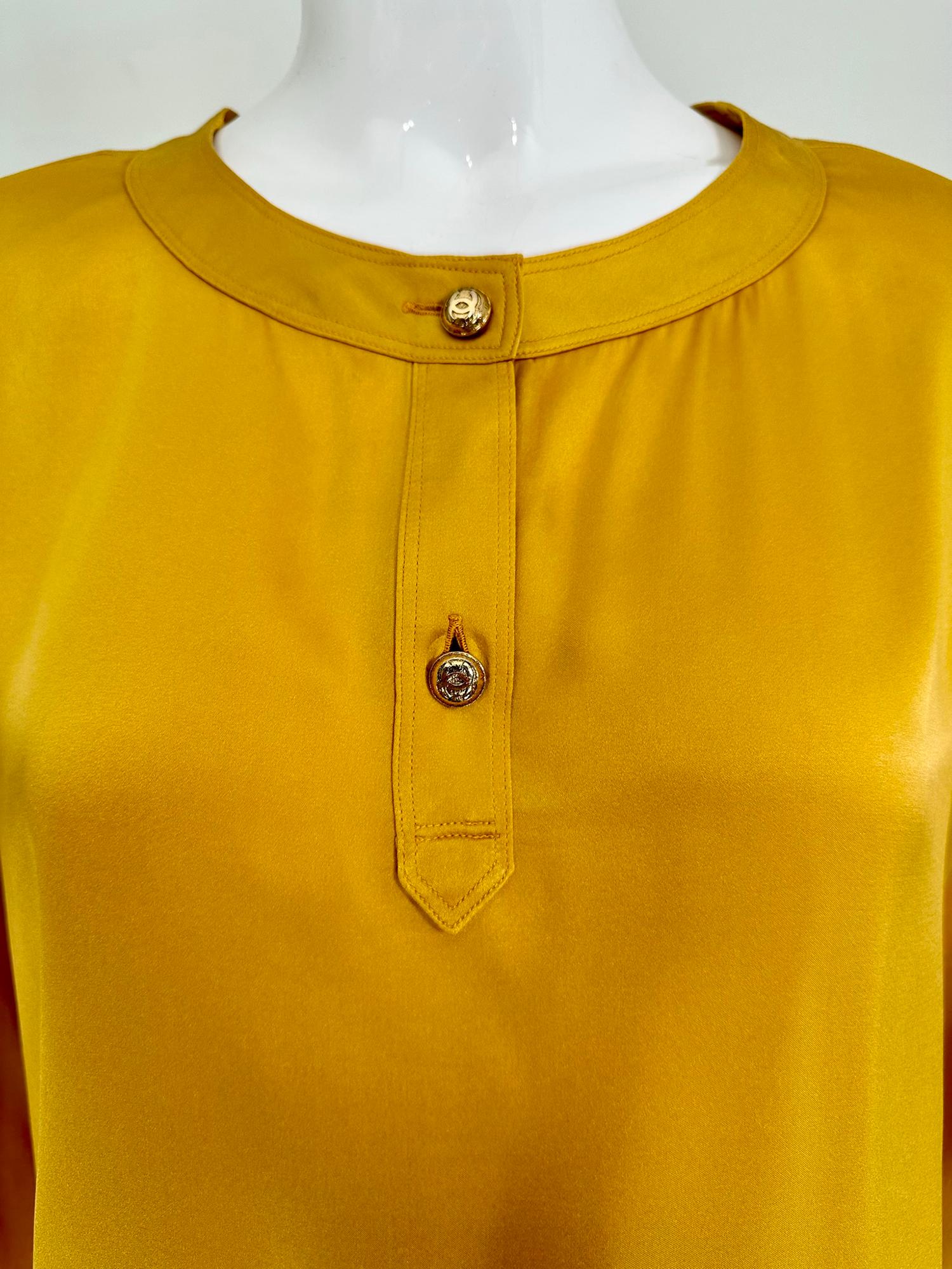 Chanel Goldfarbene langärmlige Bluse aus Seide und Satin mit flachem Bandkragen im Angebot 7