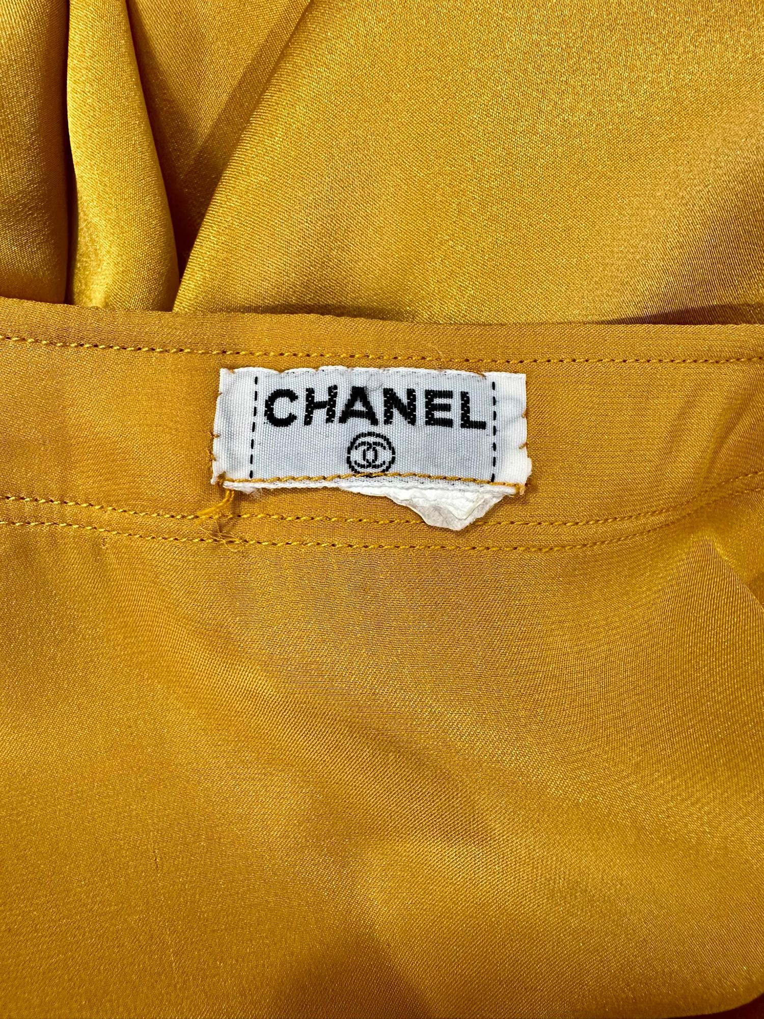 Chanel Goldfarbene langärmlige Bluse aus Seide und Satin mit flachem Bandkragen im Angebot 8
