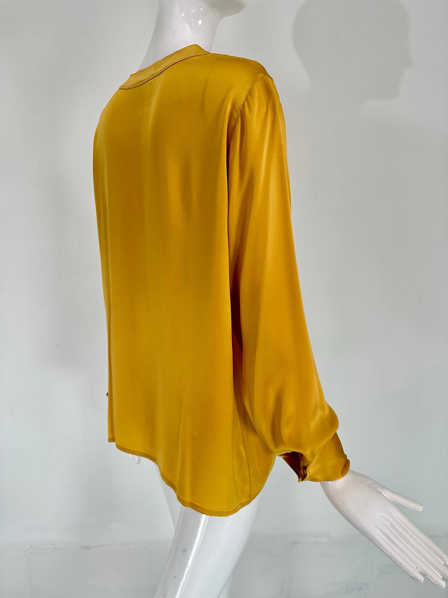Chanel Goldfarbene langärmlige Bluse aus Seide und Satin mit flachem Bandkragen im Angebot 1