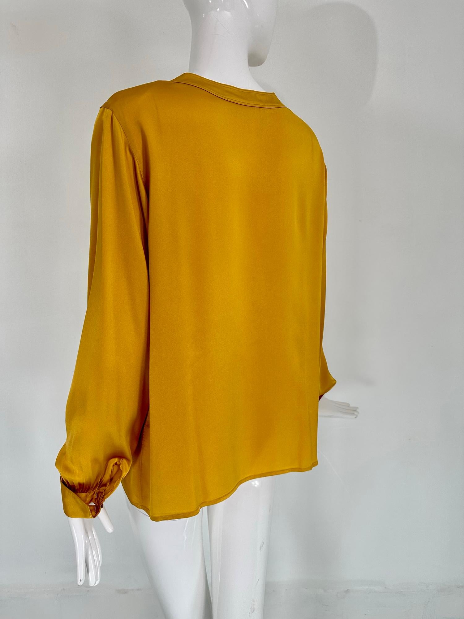 Chanel Goldfarbene langärmlige Bluse aus Seide und Satin mit flachem Bandkragen im Angebot 3