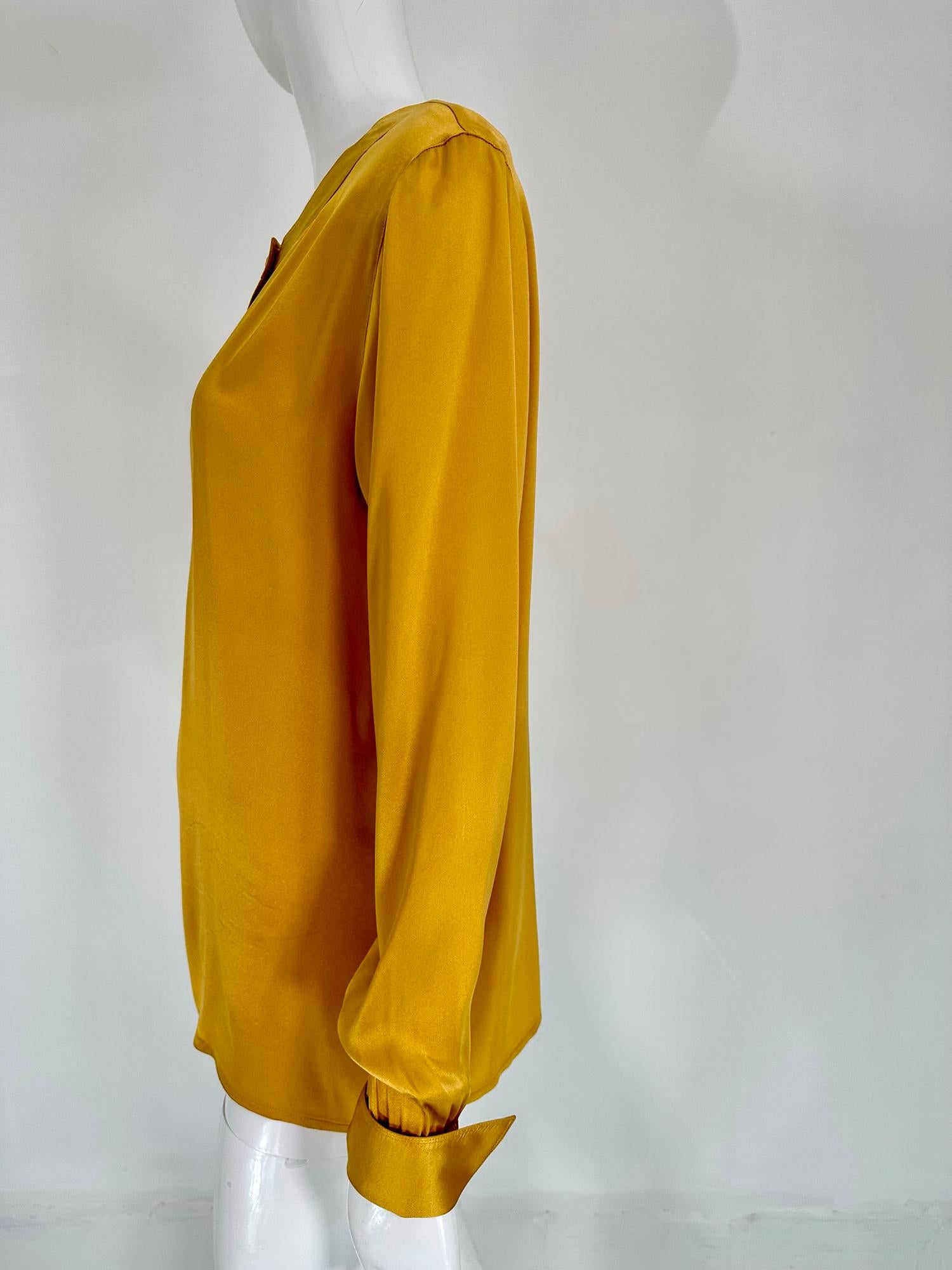 Chanel Goldfarbene langärmlige Bluse aus Seide und Satin mit flachem Bandkragen im Angebot 4