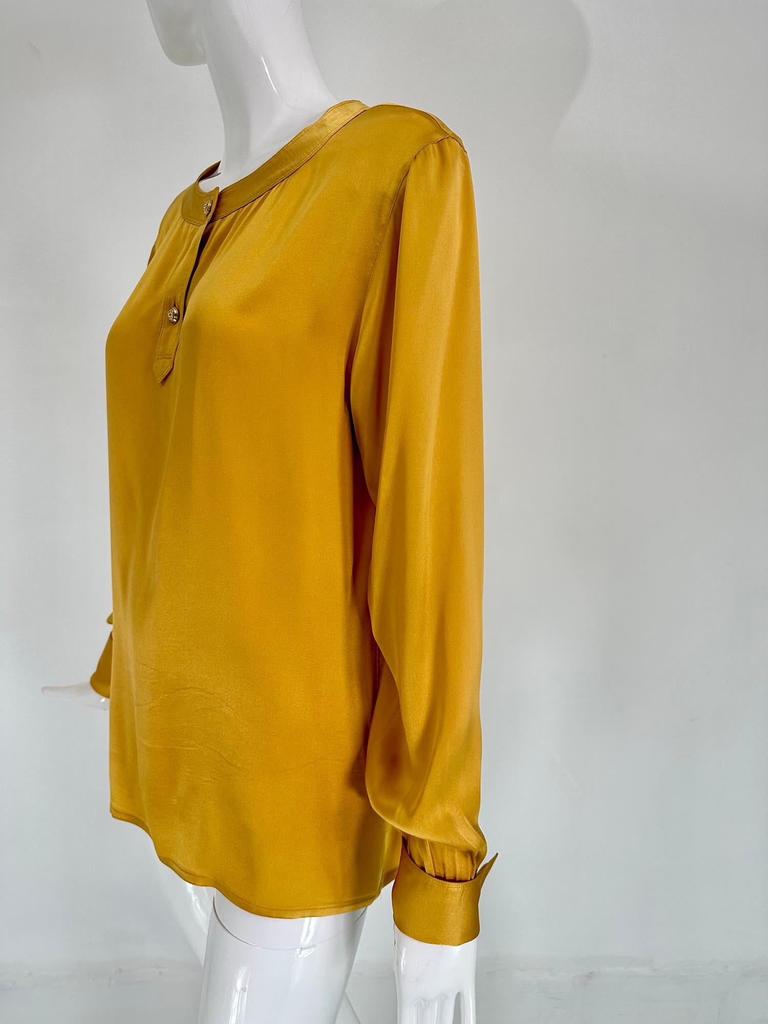 Chanel Goldfarbene langärmlige Bluse aus Seide und Satin mit flachem Bandkragen im Angebot 5