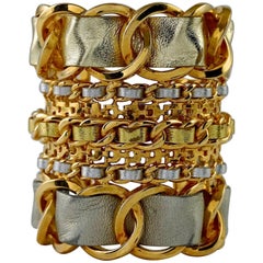 CHANEL Bracelet manchette en cuir et or et argent avec chaîne