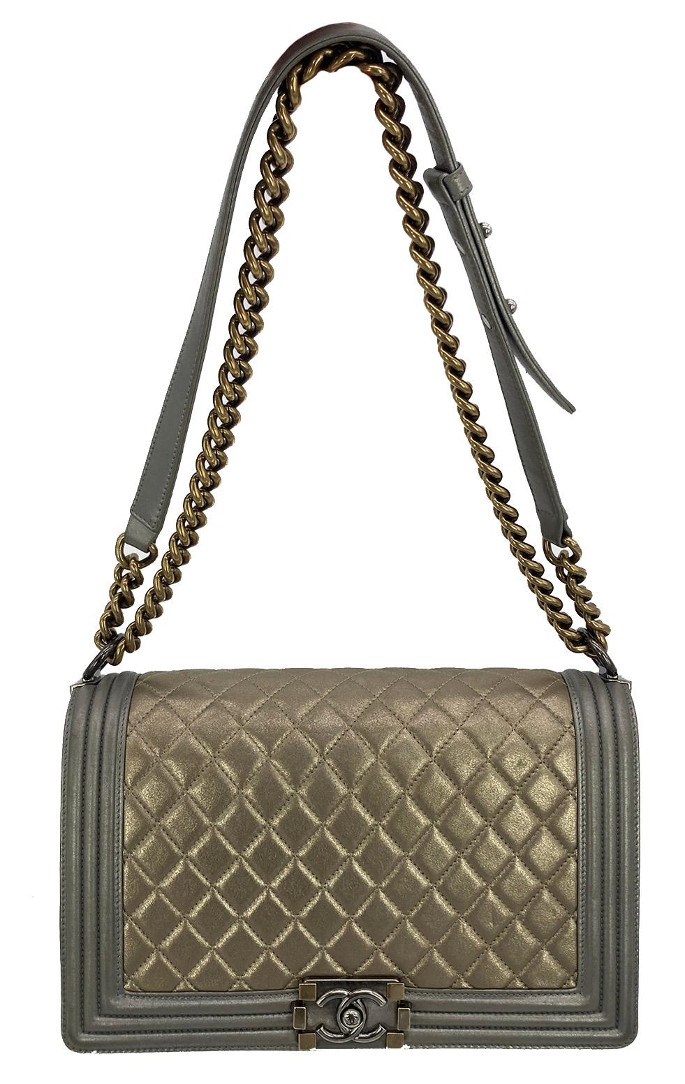 Sac Chanel Boy à rabat classique en cuir doré et argenté, taille moyenne en vente 3
