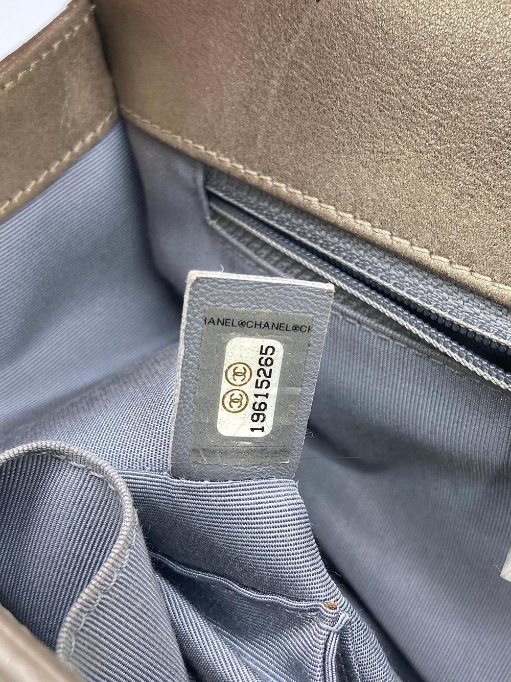 Sac Chanel Boy à rabat classique en cuir doré et argenté, taille moyenne en vente 7
