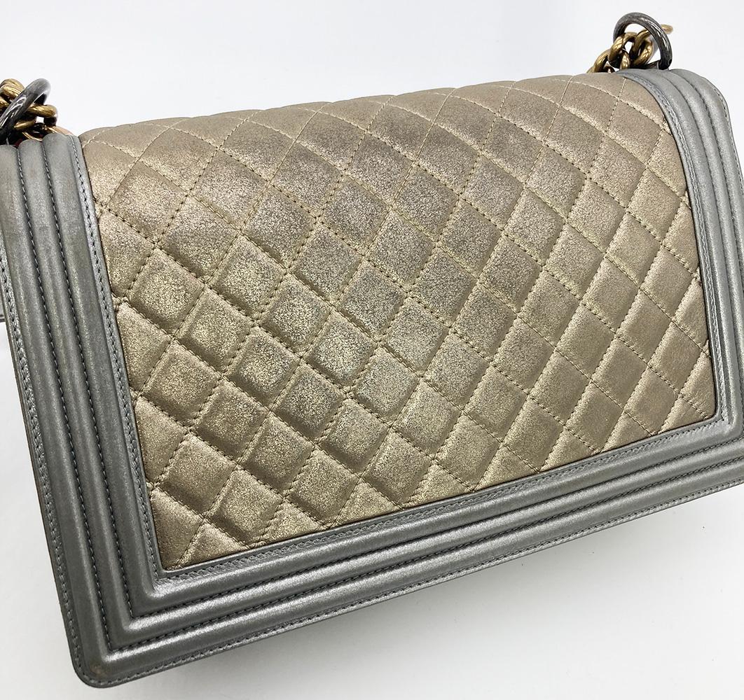 Gris Sac Chanel Boy à rabat classique en cuir doré et argenté, taille moyenne en vente