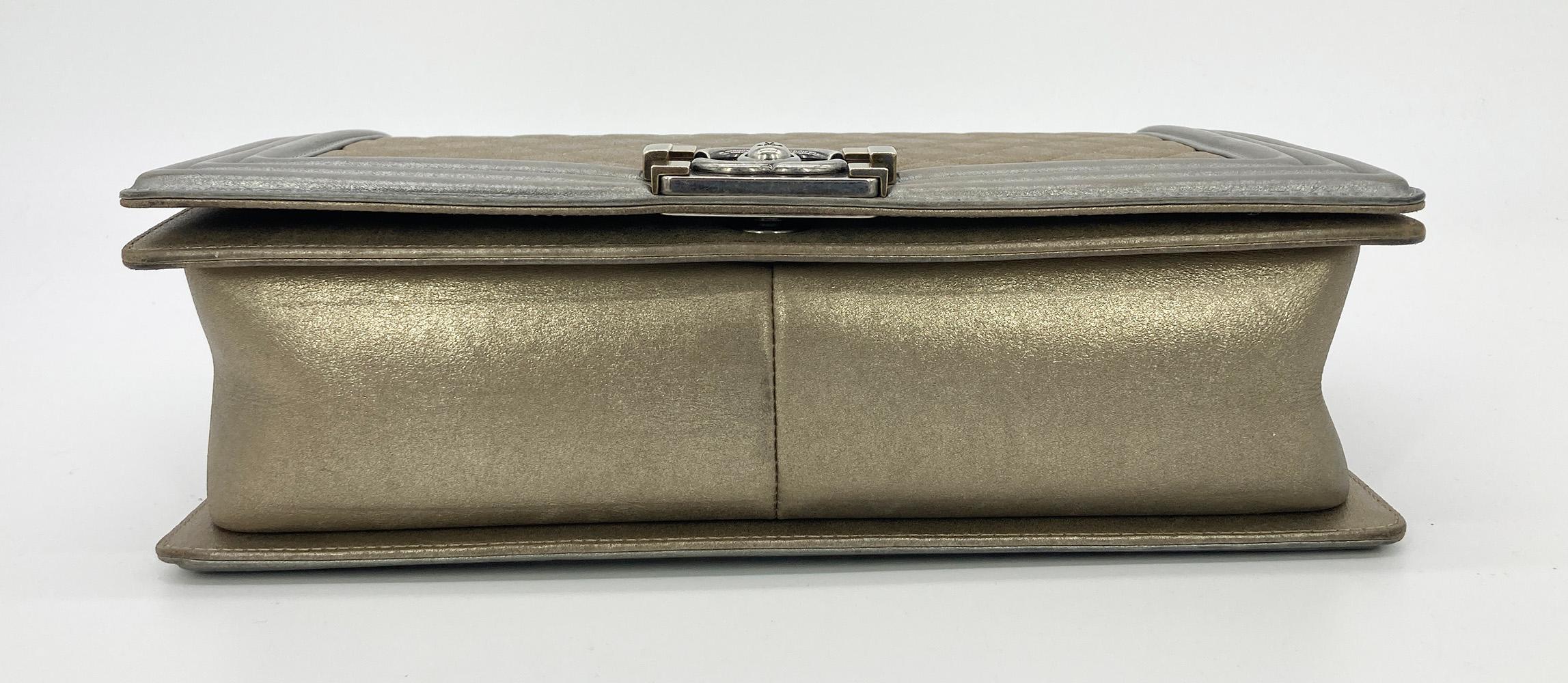 Sac Chanel Boy à rabat classique en cuir doré et argenté, taille moyenne Bon état - En vente à Philadelphia, PA