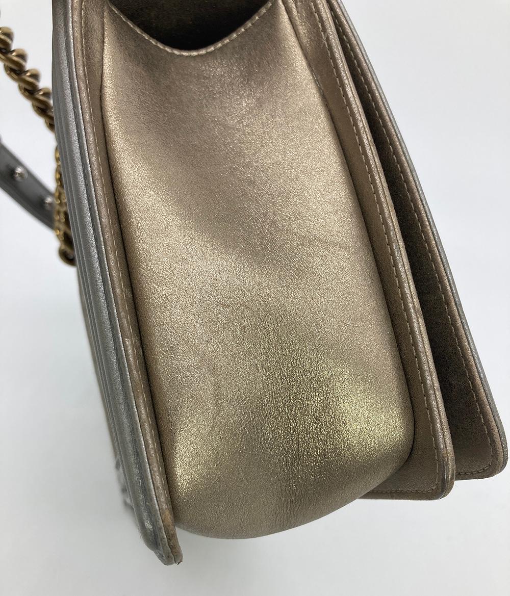 Sac Chanel Boy à rabat classique en cuir doré et argenté, taille moyenne en vente 1