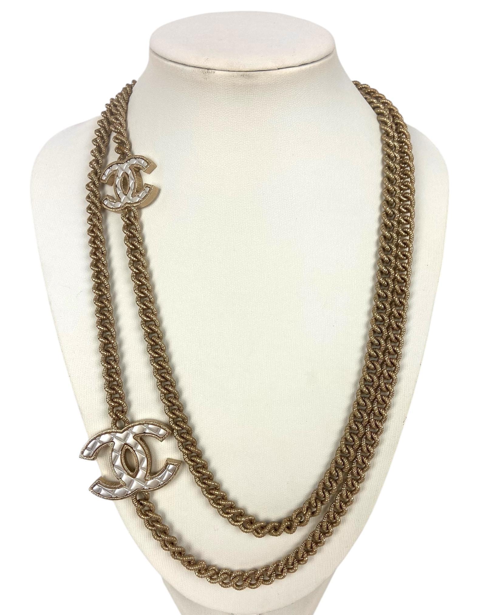 Chanel oro/argento metallo trapuntato CC Collana lunga a catena 

Prodotto in: Italia
Anno di produzione: 2016
Colore: Oro e argento
Materiali: Metallo
Punzoni: CHANEL B16 MADE IN ITALY
Chiusura/apertura: Chiusura ad aragosta
Condizioni generali: