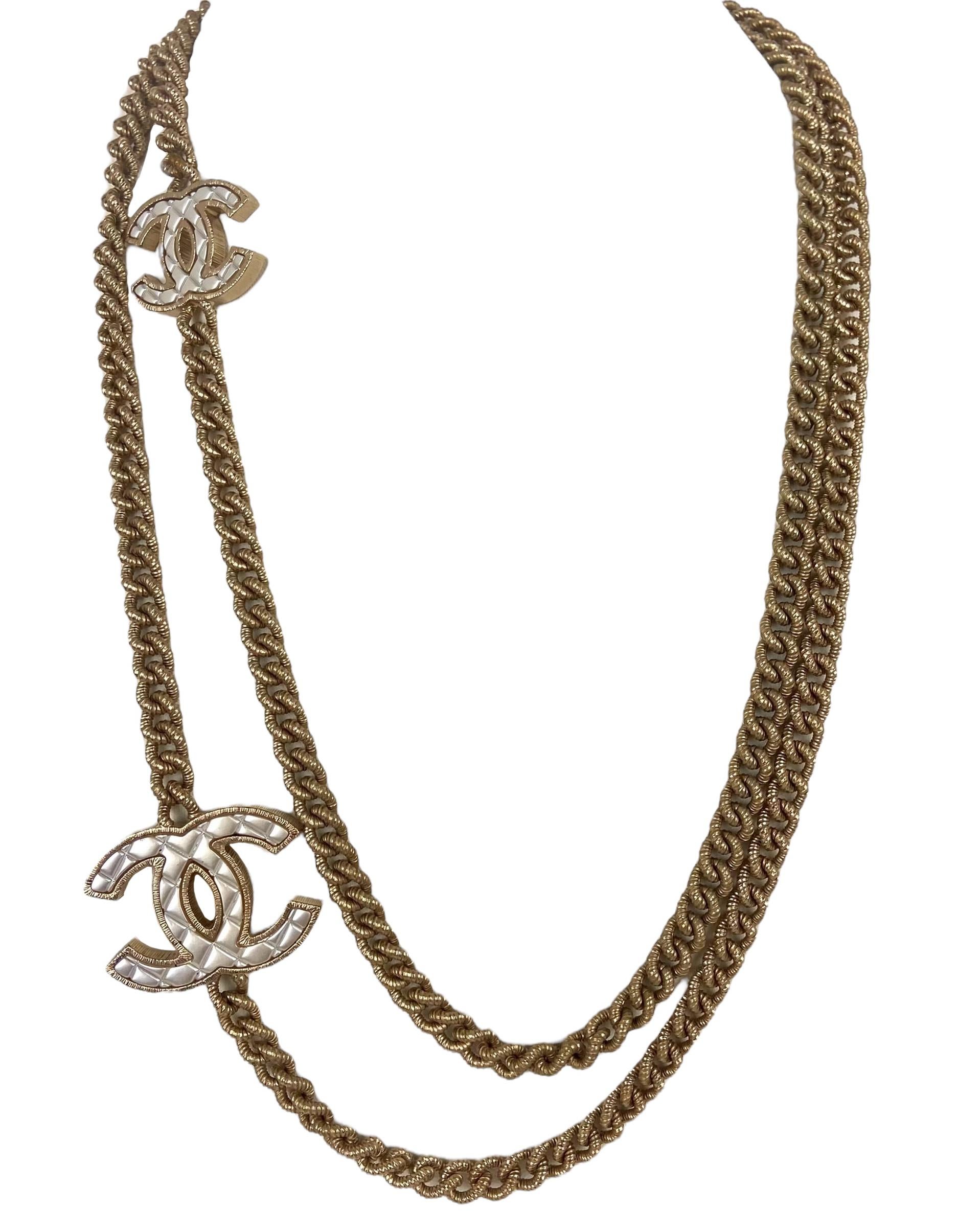 Chanel oro/argento metallo trapuntato CC Collana lunga a catena In condizioni ottime in vendita a New York, NY