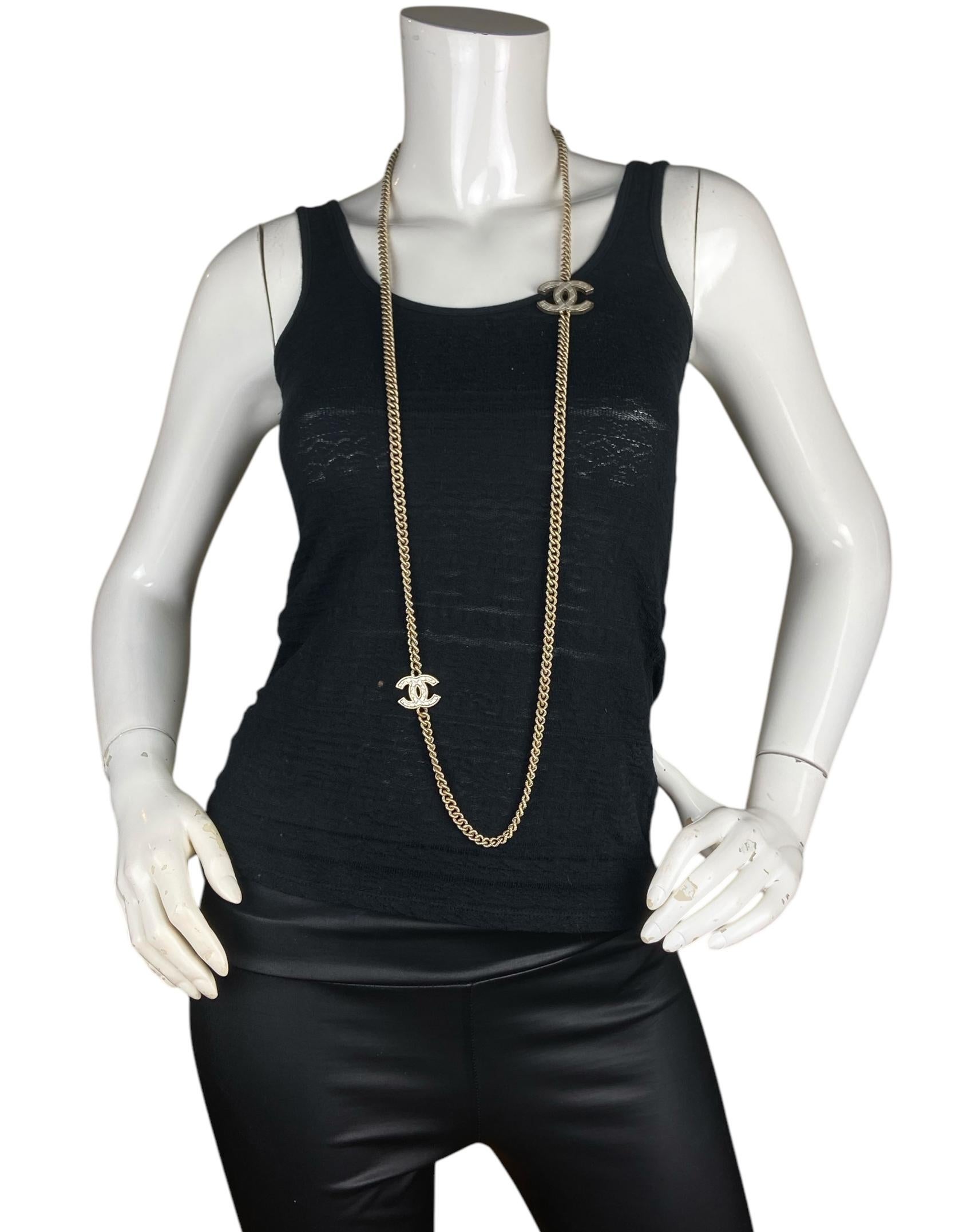 Chanel oro/argento metallo trapuntato CC Collana lunga a catena in vendita 1