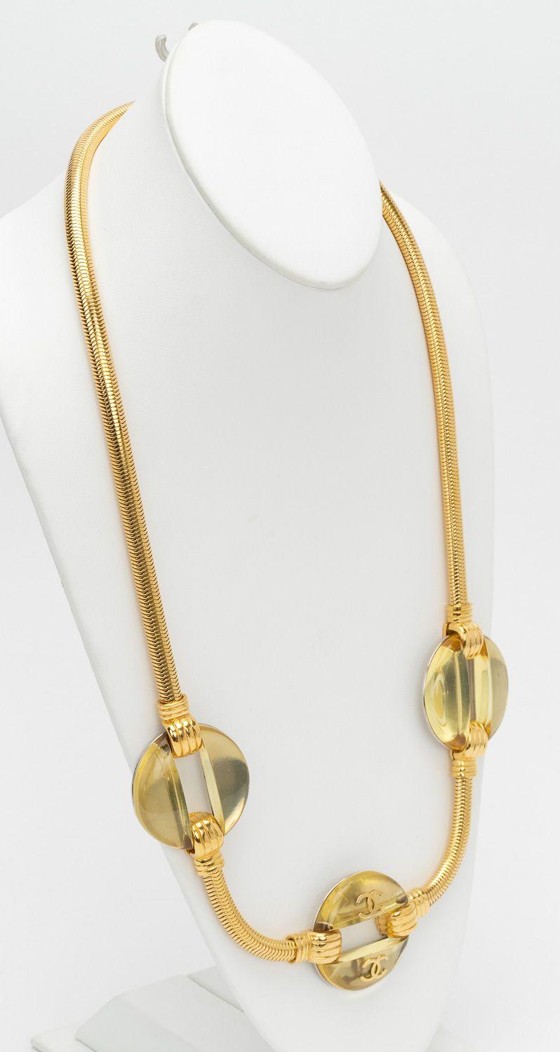 Cintura/collana Chanel con catena a serpente dorata e tre dettagli con logo in lucite. Condizioni eccellenti.
Collezione primavera 97. Viene fornito con la scatola originale.