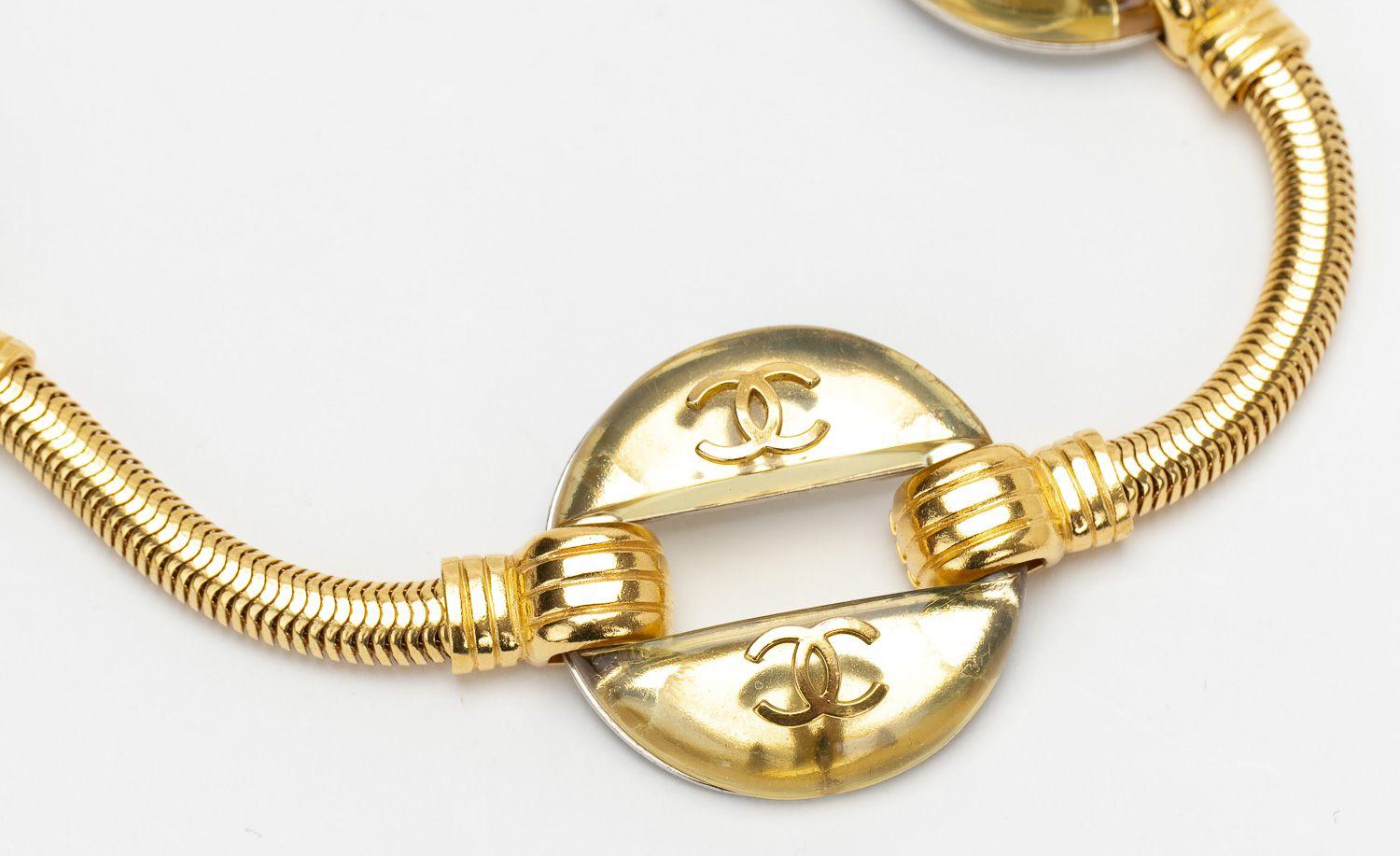 Donna Cintura/Collana in lucite con serpente d'oro Chanel in vendita