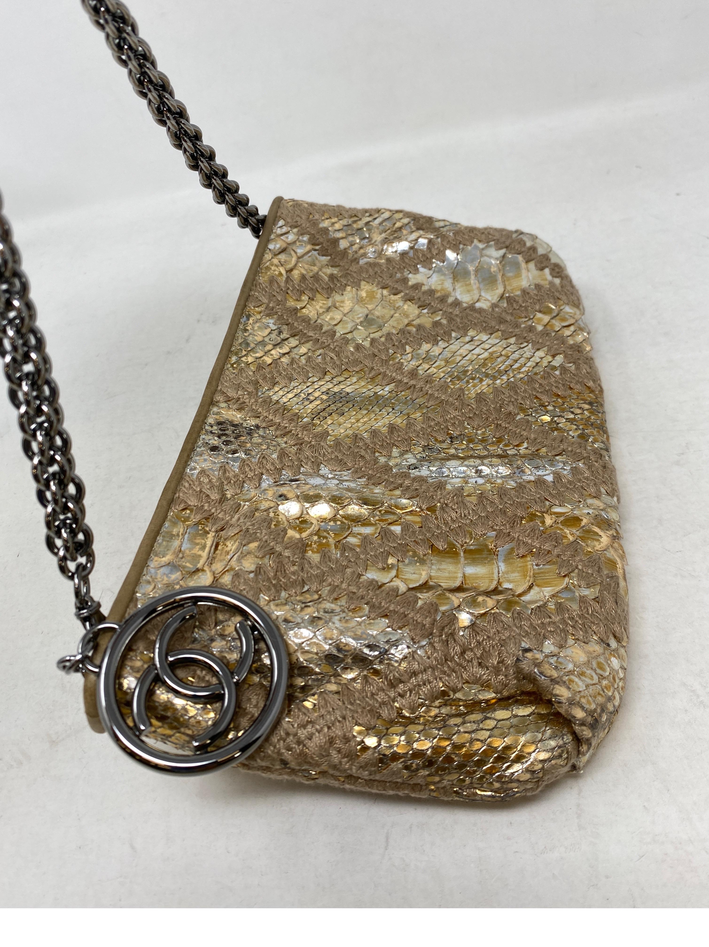 Chanel - Pochette en peau de serpent - Or en vente 4