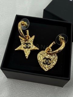 Boucles d'oreilles Chanel CC étoiles et coeurs en or