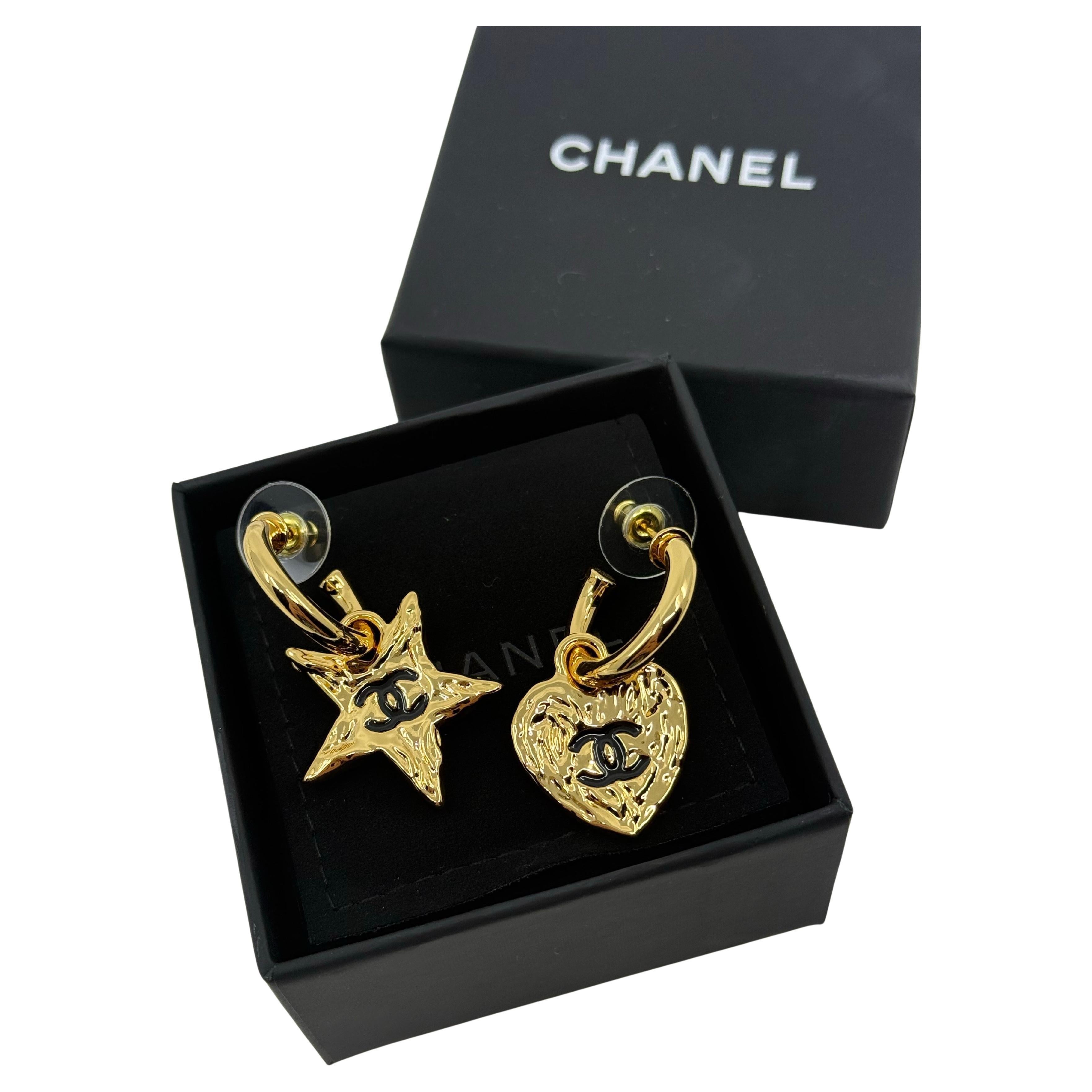 Orecchini a pendente con stella e cuore in oro di Chanel in vendita